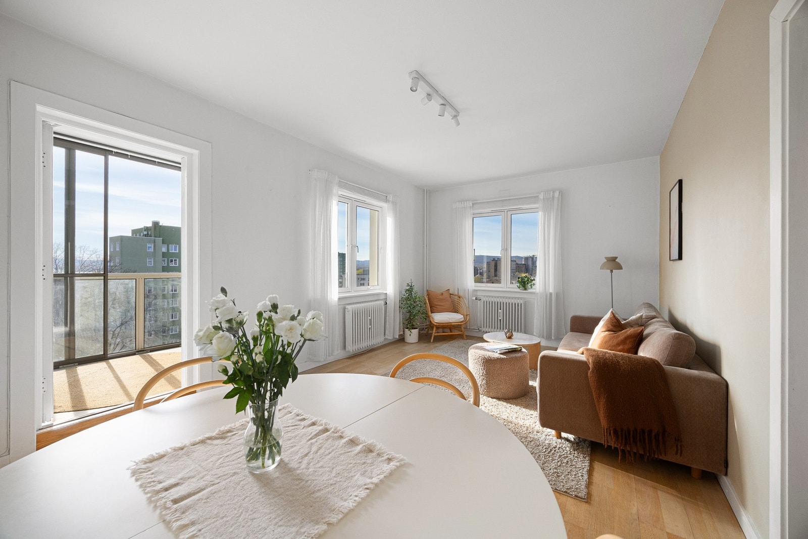 Gjennomgående parkett på gulv som gir et helhetlig og tidløst uttrykk i boligen. Galleribilde
