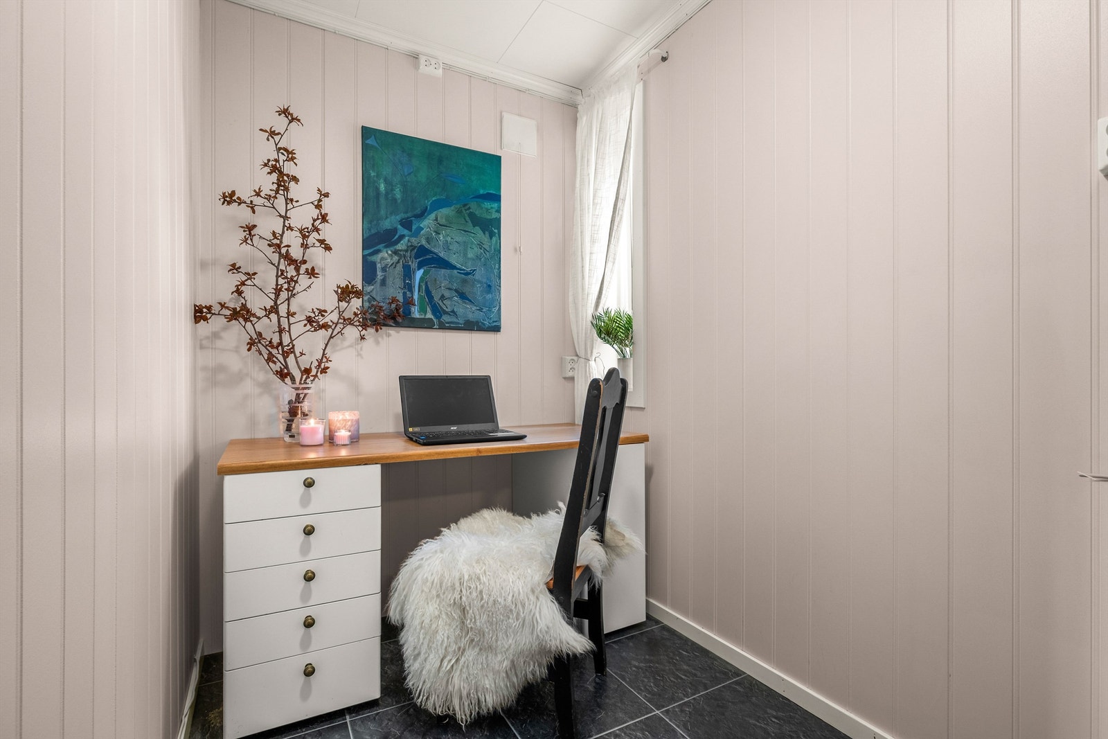 Gangen har plass til kontorløsning i enden, eller ytterligere lagringsmuligheter. Galleribilde