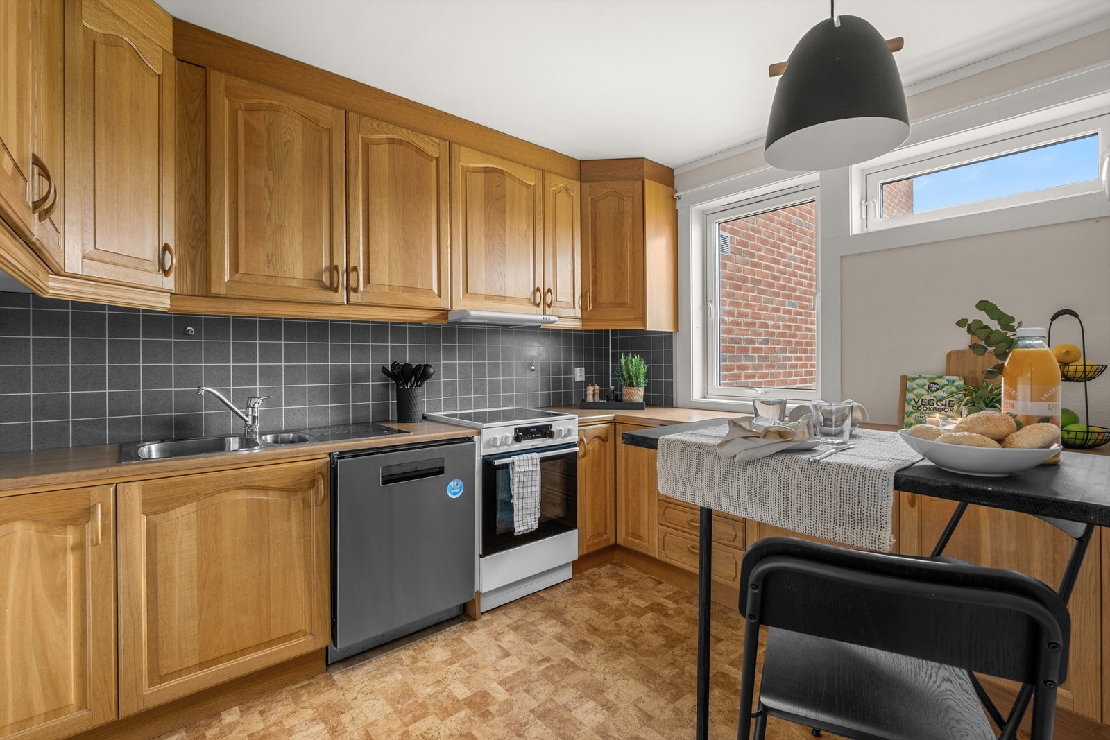 Kjøkkenet ligger naturlig tilbaketrukket fra stuen og er innredet med profilerte fronter og benkeplate av laminat. Galleribilde