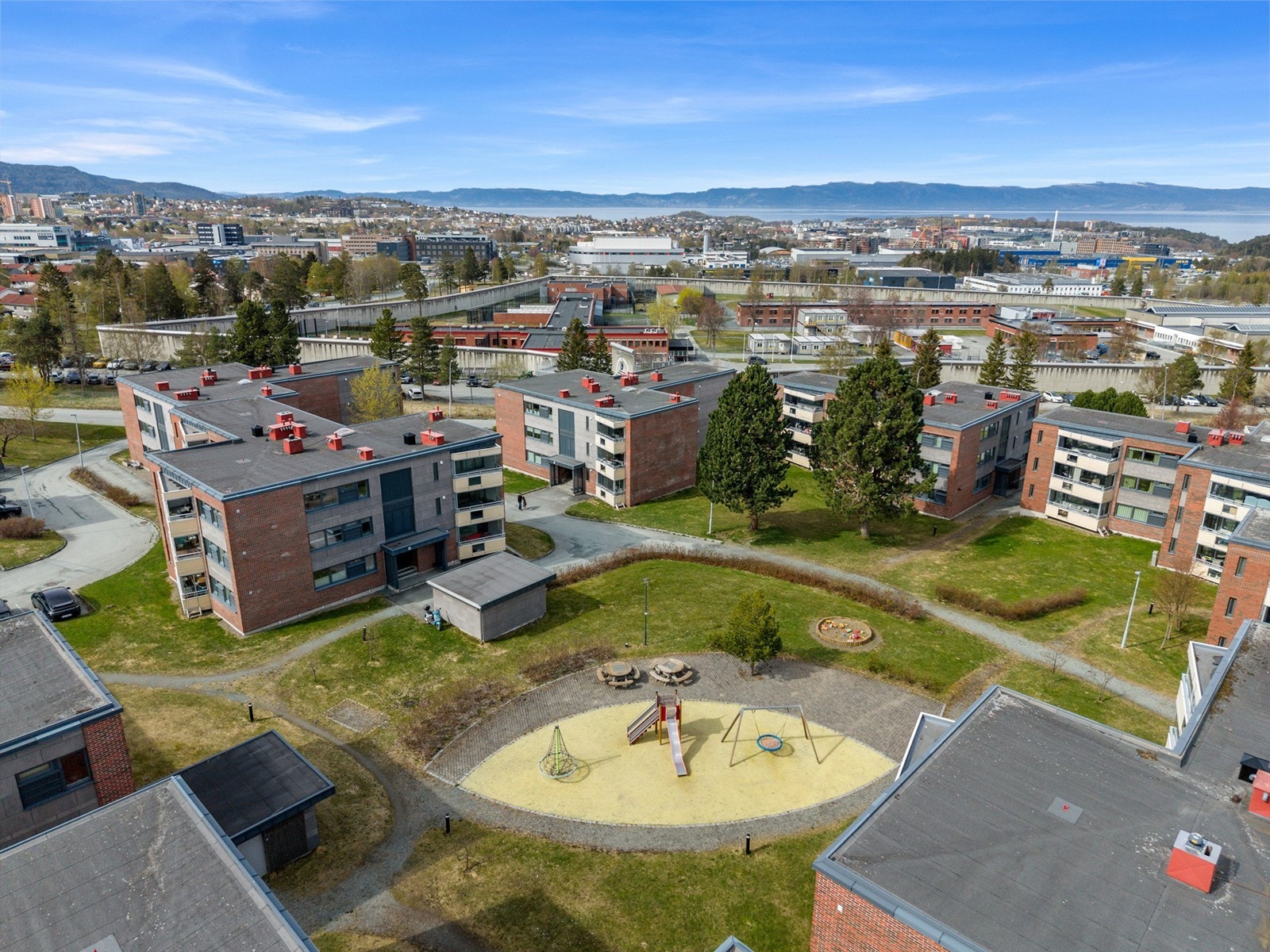 Området har gode kollektivforbindelser. Nærmeste bussholdeplass ved Charlottenlund videregående skole ligger ca. 6 minutters gange fra boligen, med hyppige avganger til Trondheim sentrum. Togforbindelse fra Rotvoll stasjon gir ytterligere fleksibilitet. Galleribilde