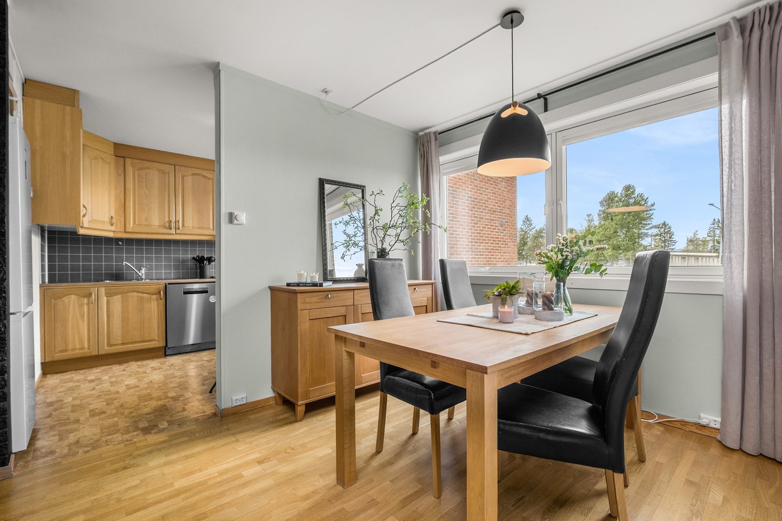 Her har man god plass til å samle familie og venner til hyggelige sammenkomster. Galleribilde