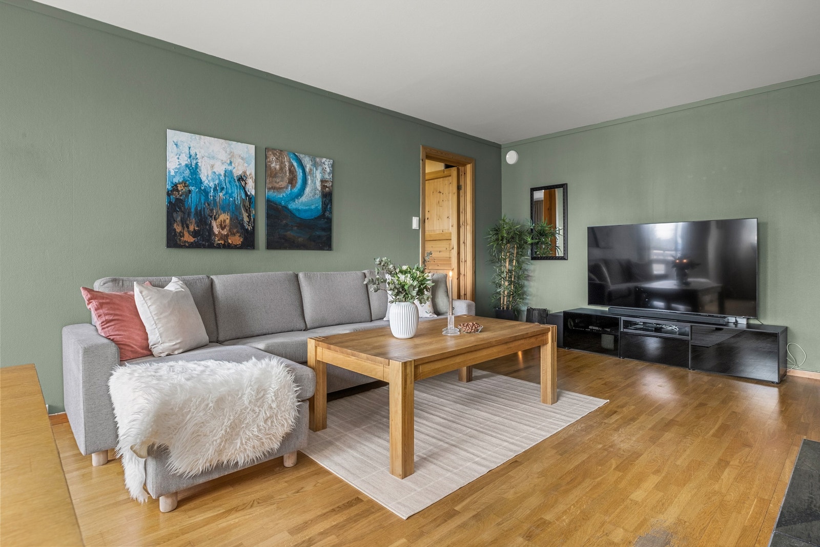 Stuen er lett å møblere med de flere sonene i rommet. Her har man god plass til både sofagruppe med tilhørende TV-møblement og spisegruppe. Galleribilde