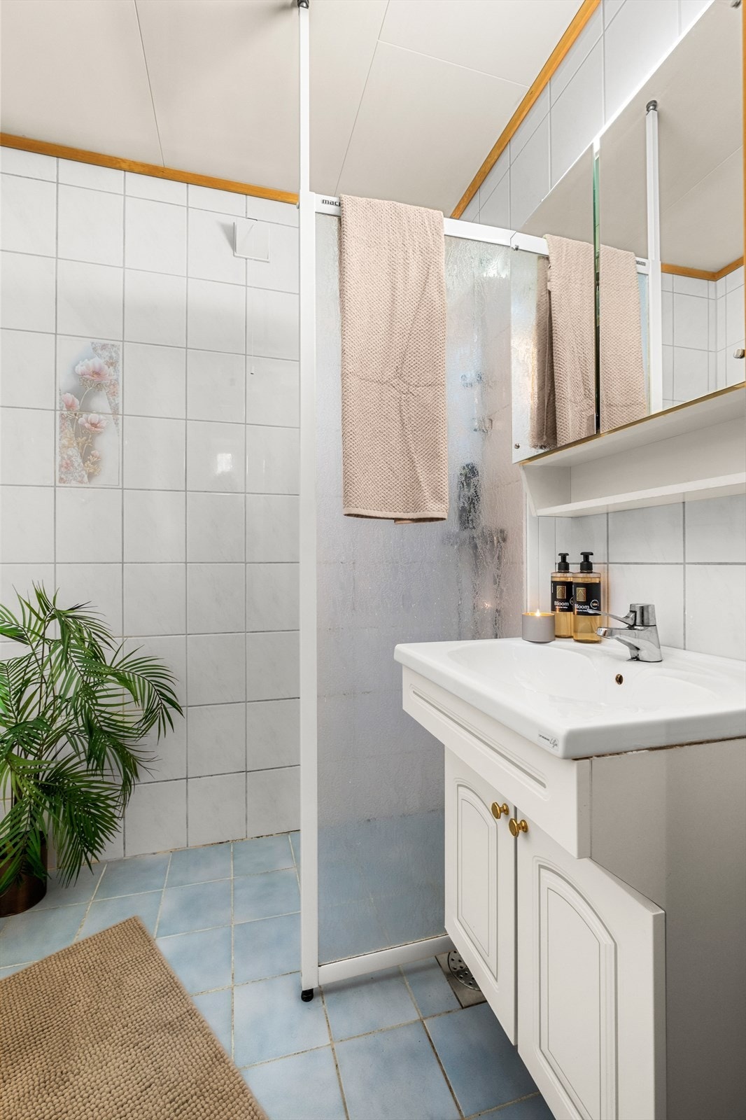 Badet måler 2,5 kvm og har flislagte flater, dusjnisje og servantskap. Det må påregnes noe oppussing. Galleribilde