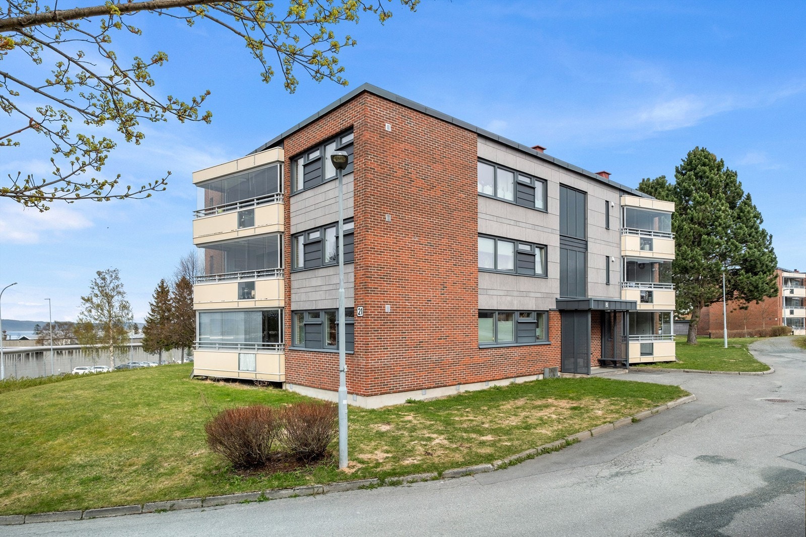Dagligvarebutikker som Kiwi Strinda og Coop Extra Charlottenlund nås enkelt til fots på rundt 12-13 minutter. I tillegg ligger både Moholtsenteret og Grilstadporten kjøpesenter en kort kjøretur unna, med et variert utvalg av butikker og servicetilbud. Galleribilde
