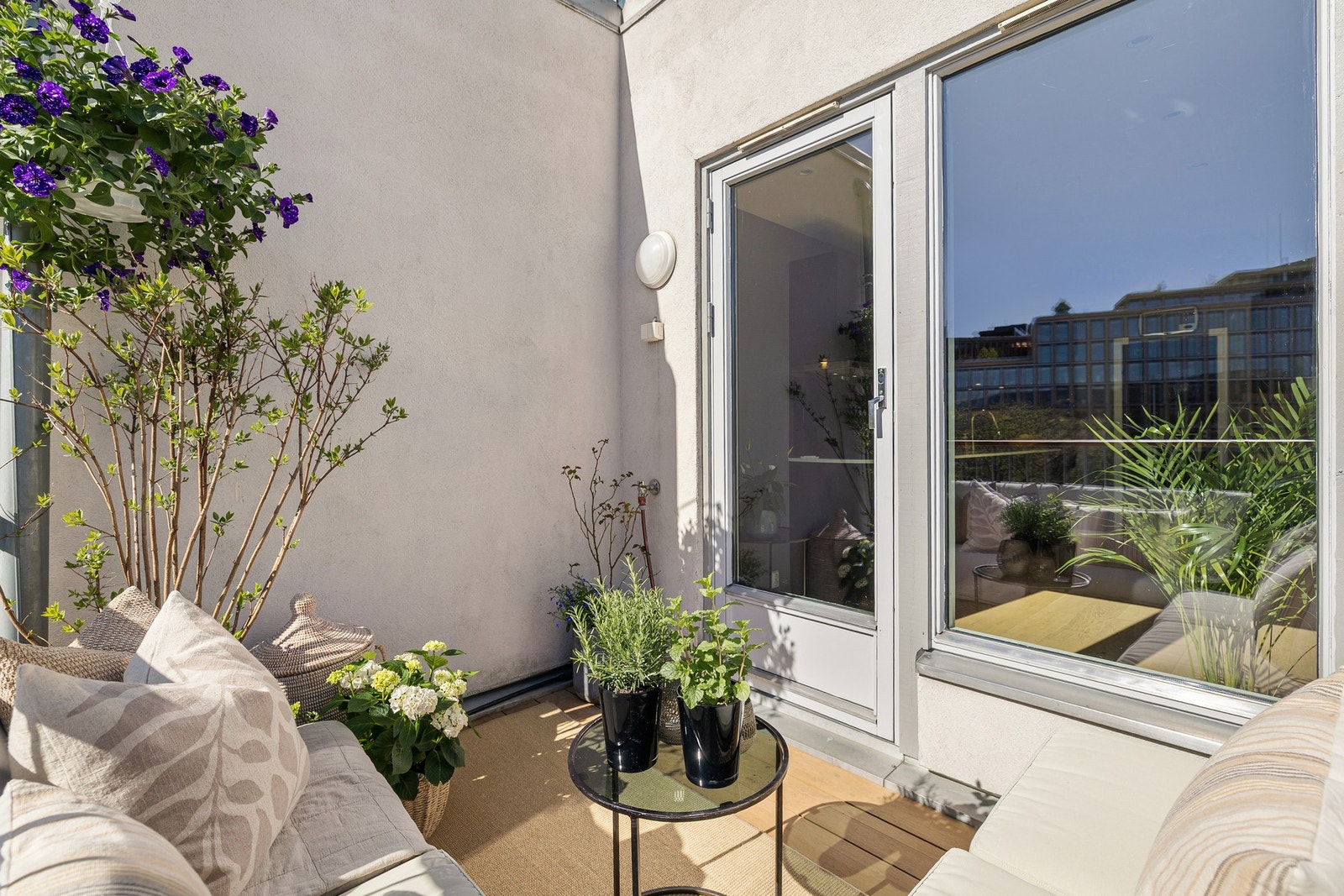 Her er det gode muligheter for å etablere hyggelige soner med utemøbler, perfekt for både avslapning og sosiale sammenkomster. Galleribilde