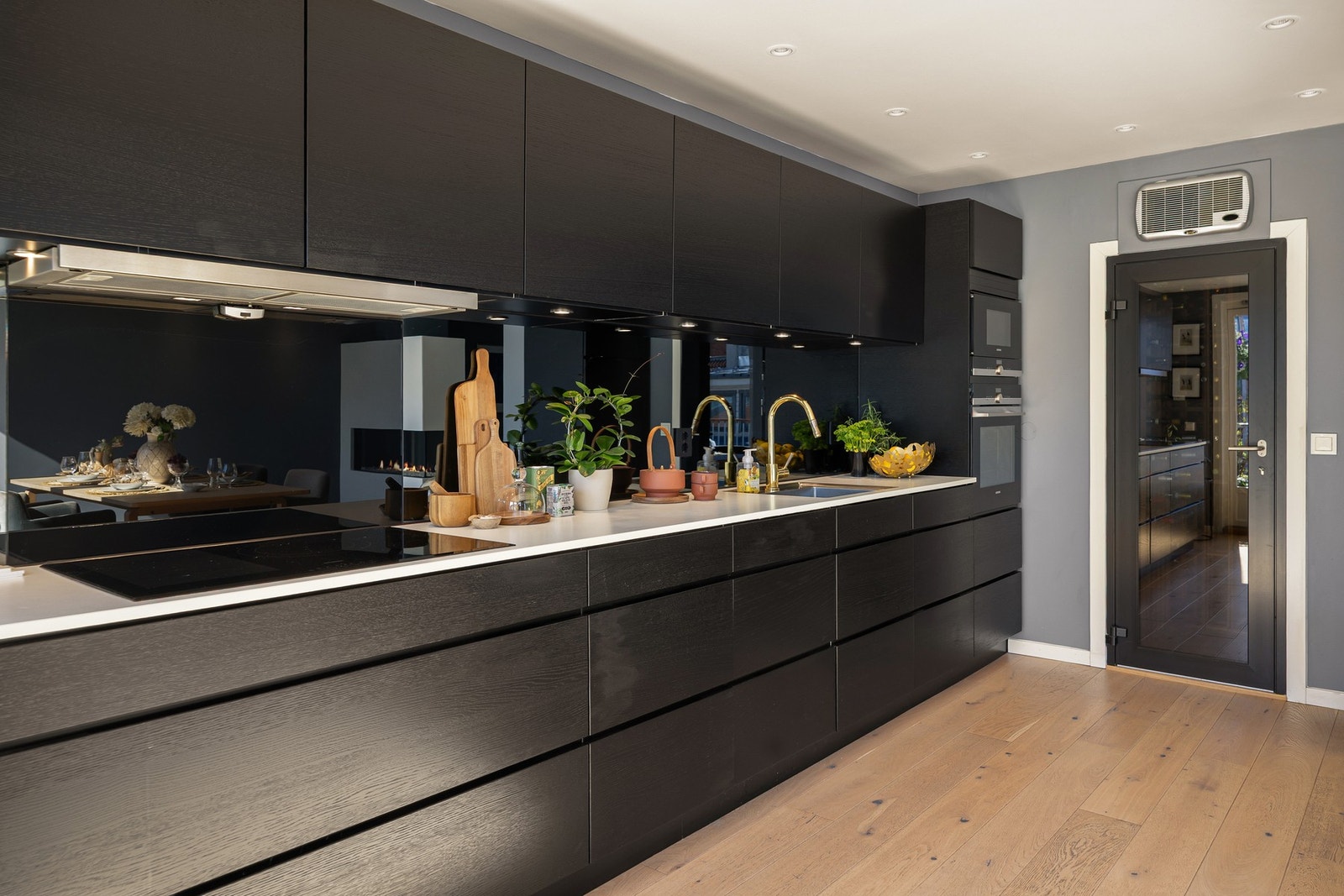 De glatte, mørke frontene gir et elegant uttrykk, og kombineres med en slitesterk laminat benkeplate. Galleribilde