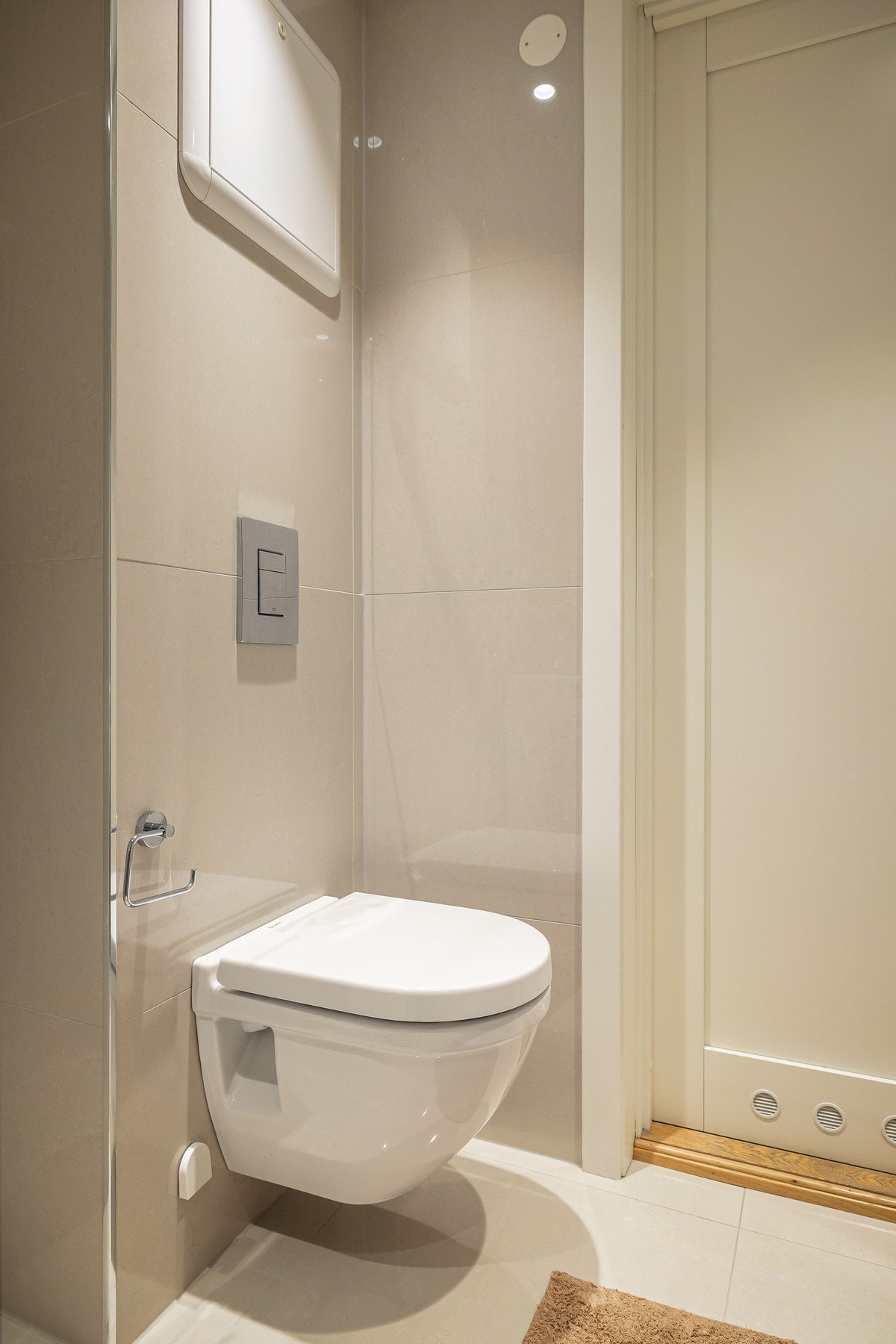 Badet har et romslig dusjhjørne med innfellbare glassdører, utstyrt med regn- og hånddusj, samt servant med underskuffer og speil med integrert belysning; i tillegg finnes vegghengt toalett og opplegg for vaskemaskin og tørketrommel. Galleribilde