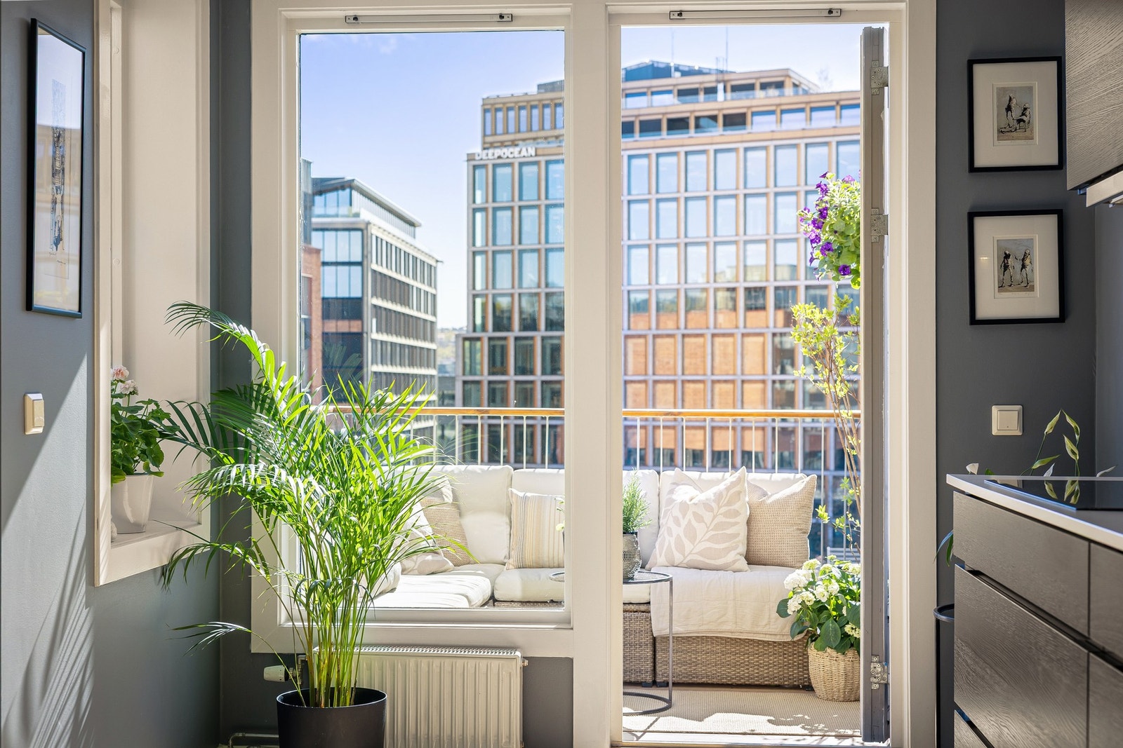 Fra kjøkkenet er det utgang til boligens ene takterrasse, noe som gir en naturlig forlengelse av oppholdsarealet og gode muligheter for både hverdag og sosiale sammenkomster. Galleribilde