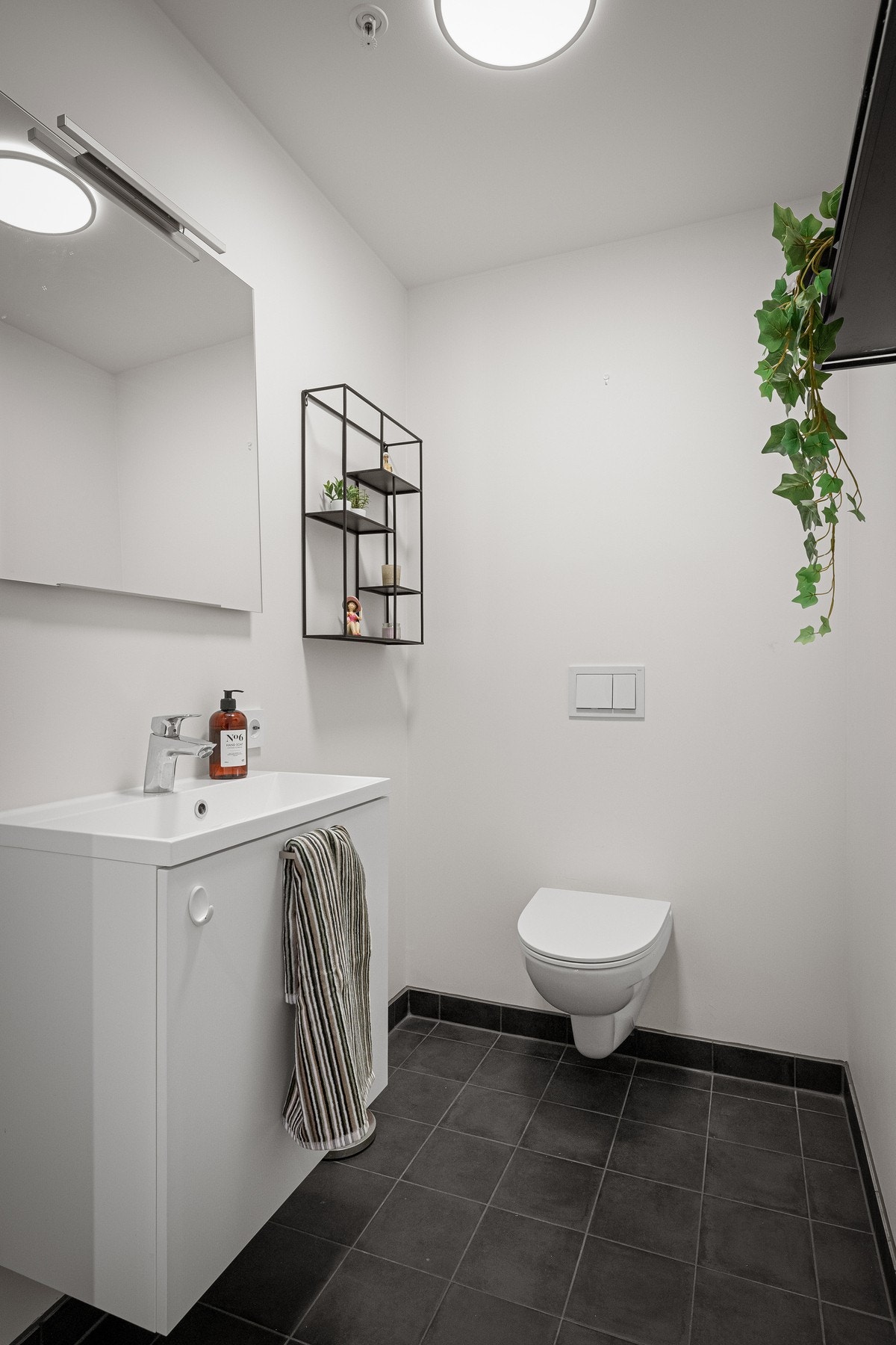 Leiligheten har i tillegg et separat og praktisk gjeste-wc Galleribilde