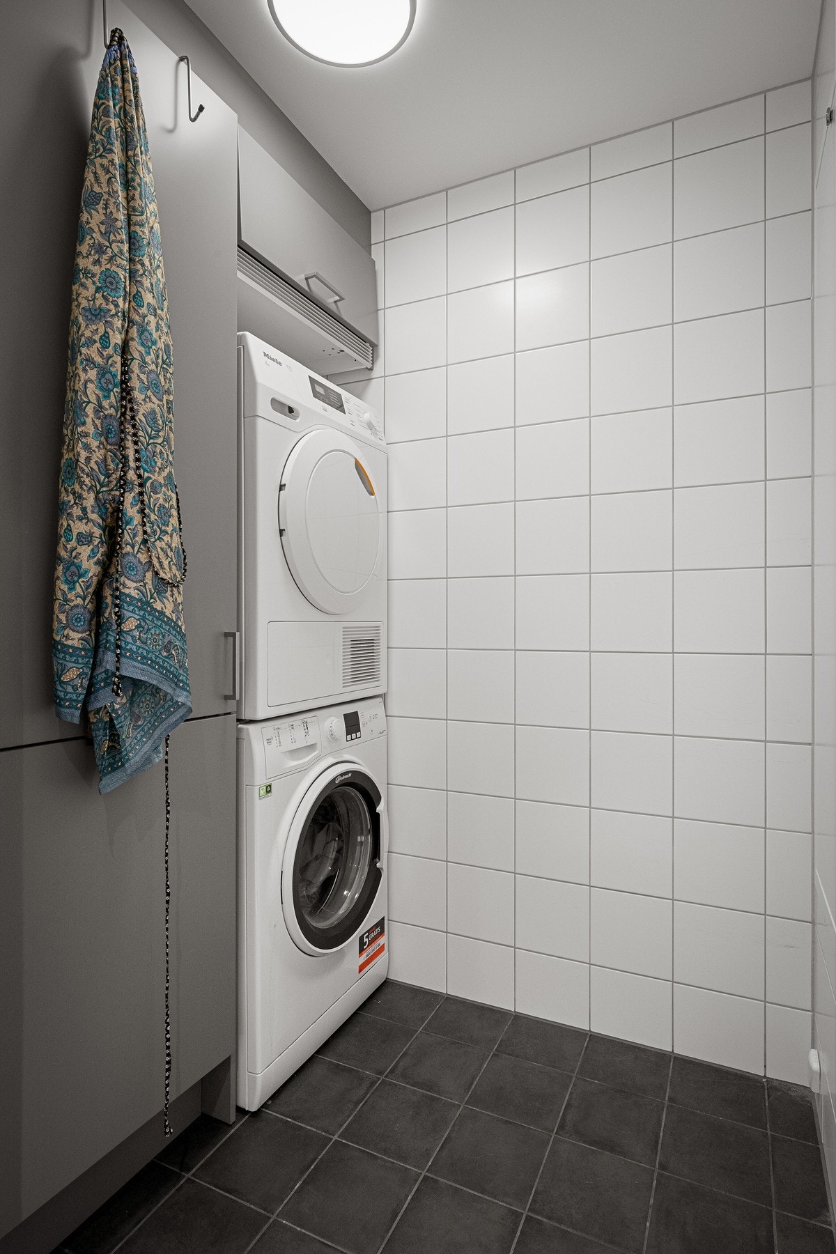 Godt utnyttet med ekstra skapplass og egen nisje for vaskemaskin/tørketrommel Galleribilde
