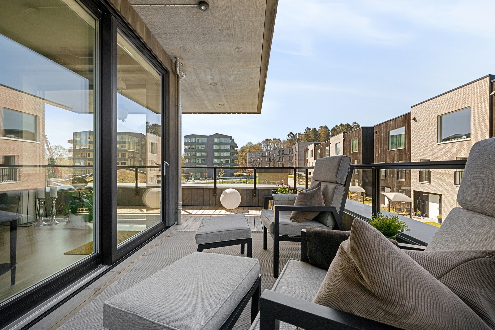 Fra stuen er det utgang til stor terrasse på 16 kvm Galleribilde