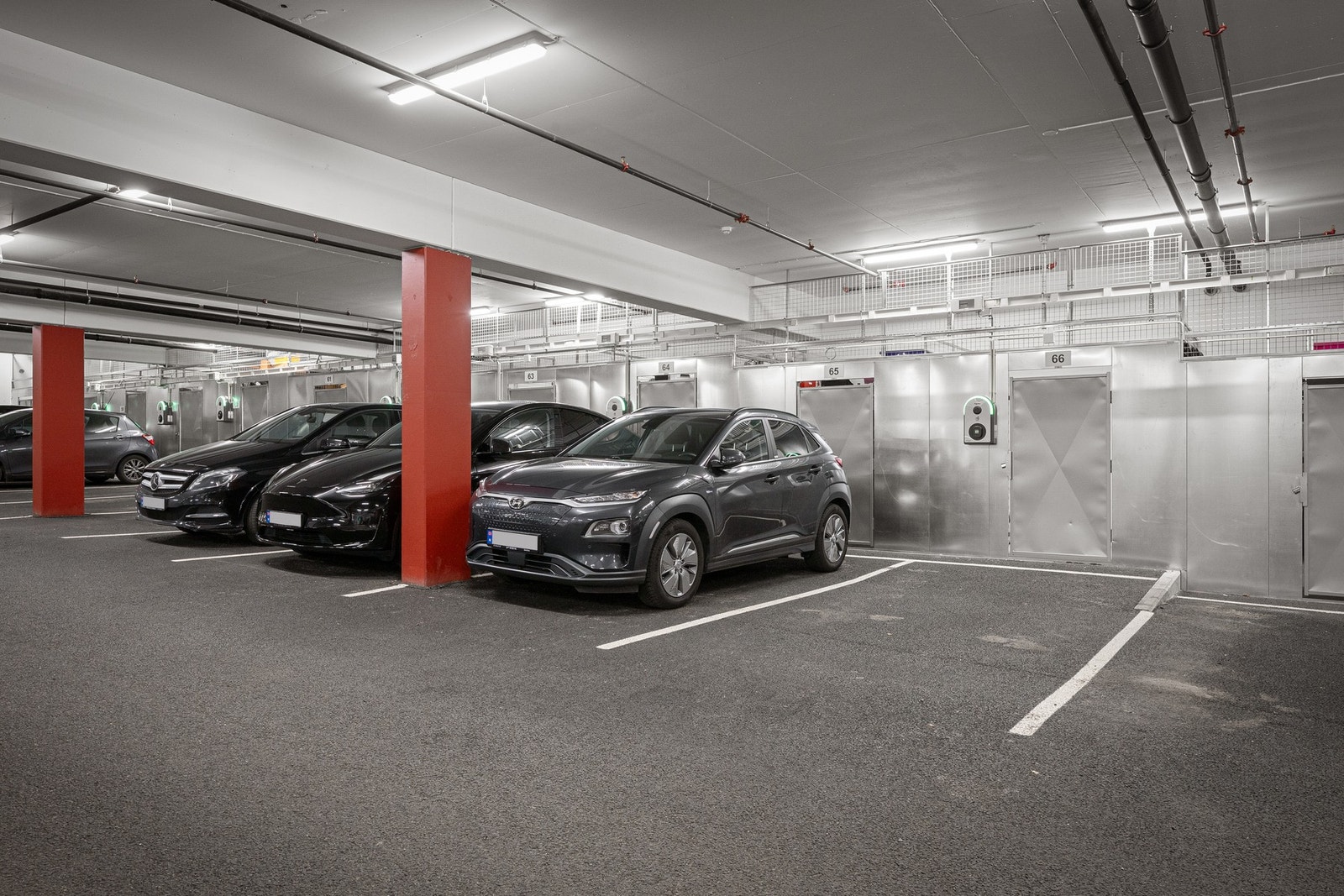 Med leiligheten følger det fast parkeringsplass med sportsbod i bakkant Galleribilde