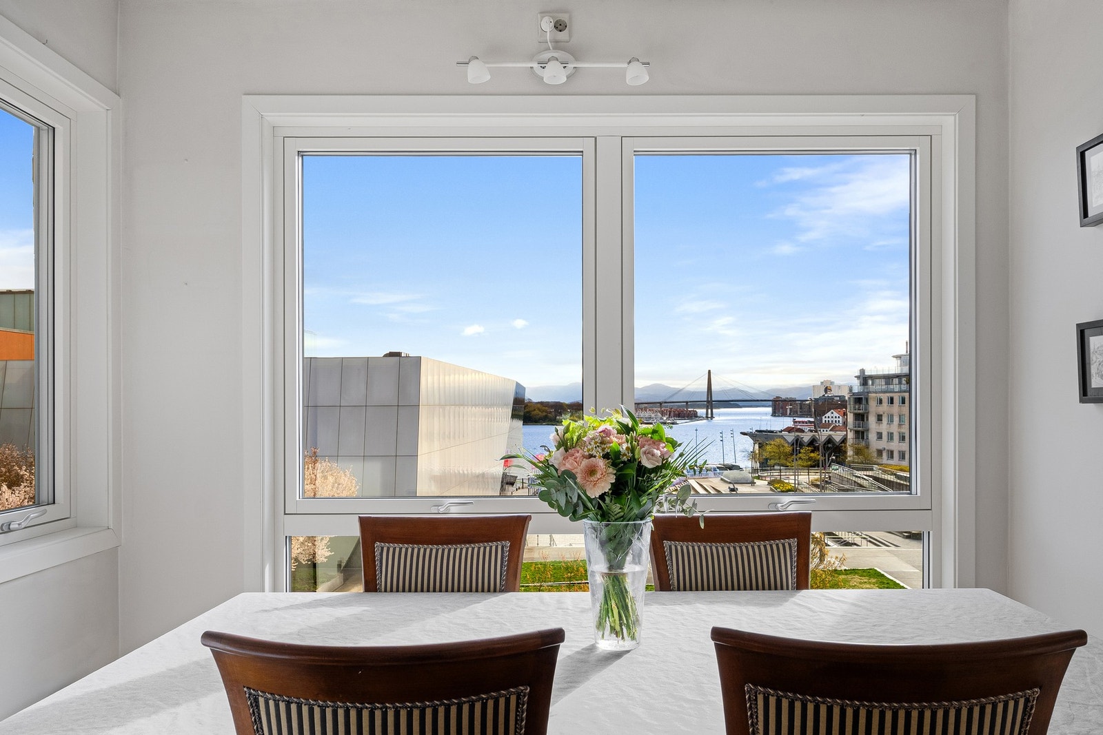 På kjøkkenet er det plass til ønsket spisegruppe. Galleribilde