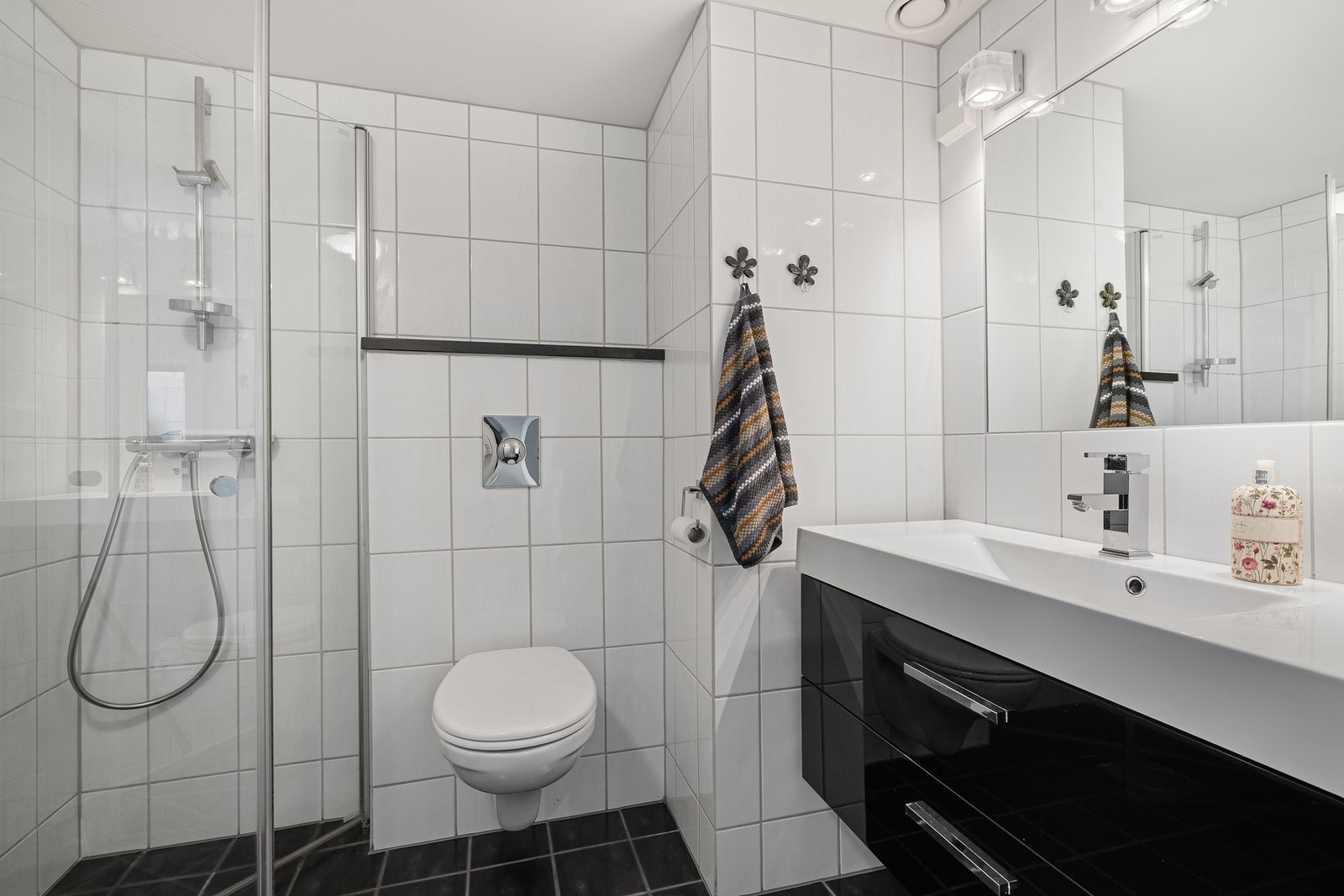 Hovedsoverommet har adkomst til eget bad. Galleribilde