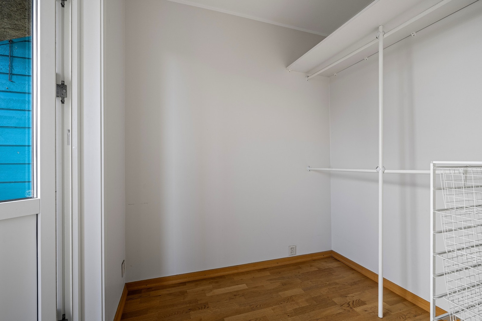 Hovedsoverommet har praktisk garderobeløsning med utgang til balkong. Galleribilde