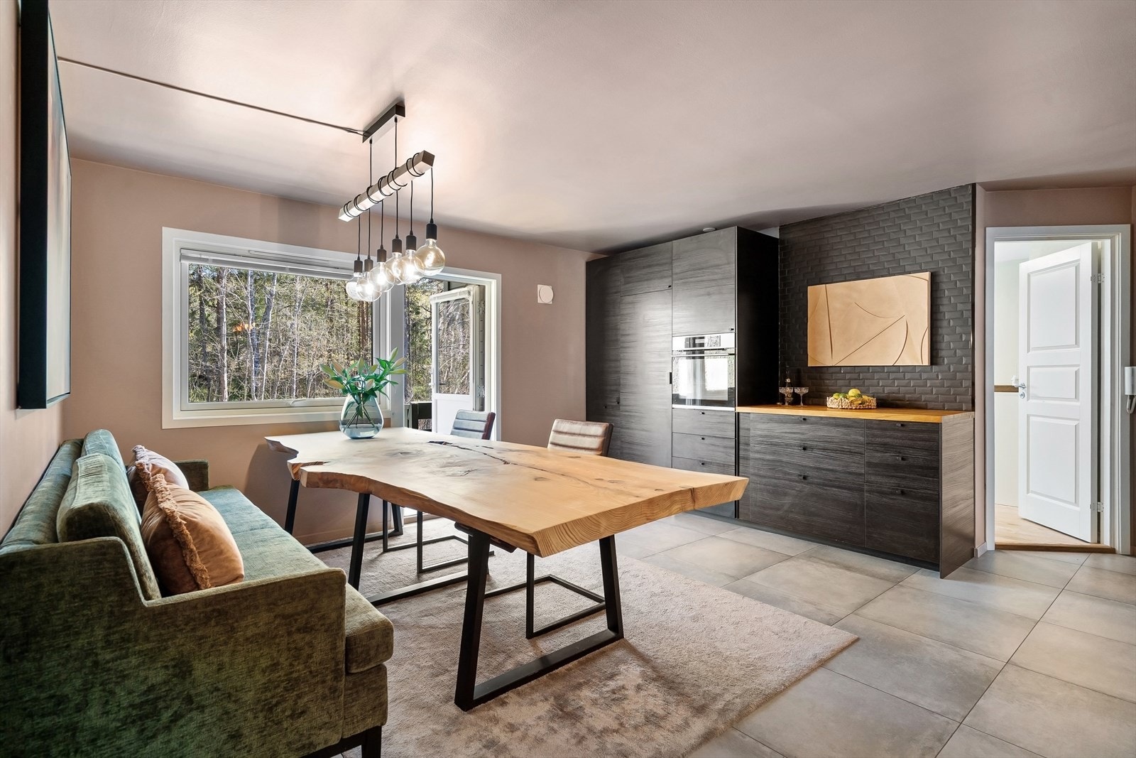 God plass til mange gjester rundt spisebordet. Galleribilde