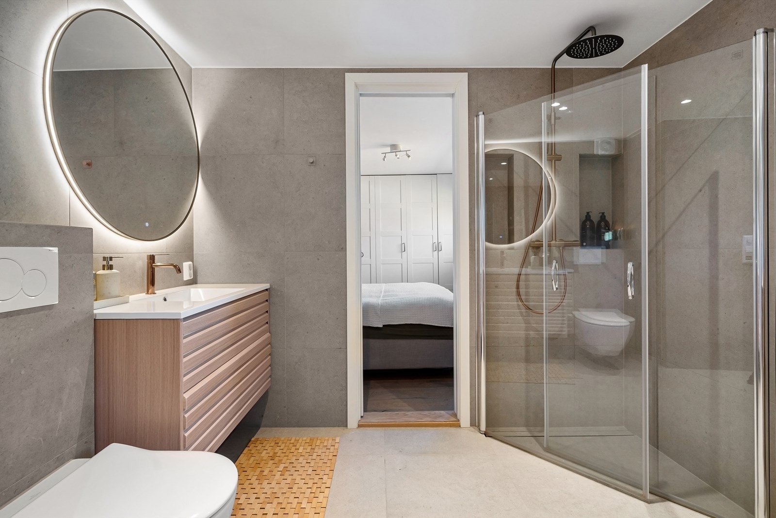 To nye baderom fra 2025. Her med badet som har direkte adkomst til hovedsoverom. Galleribilde