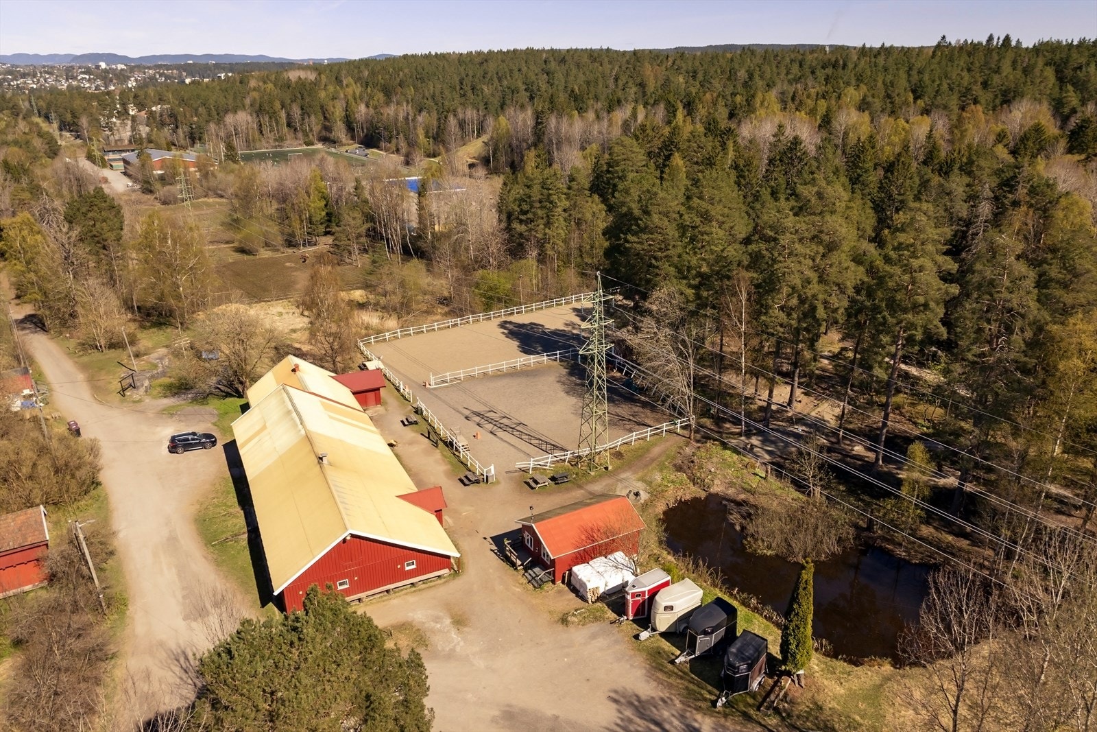 Kort vei til ridesenter og idrettsplass Galleribilde
