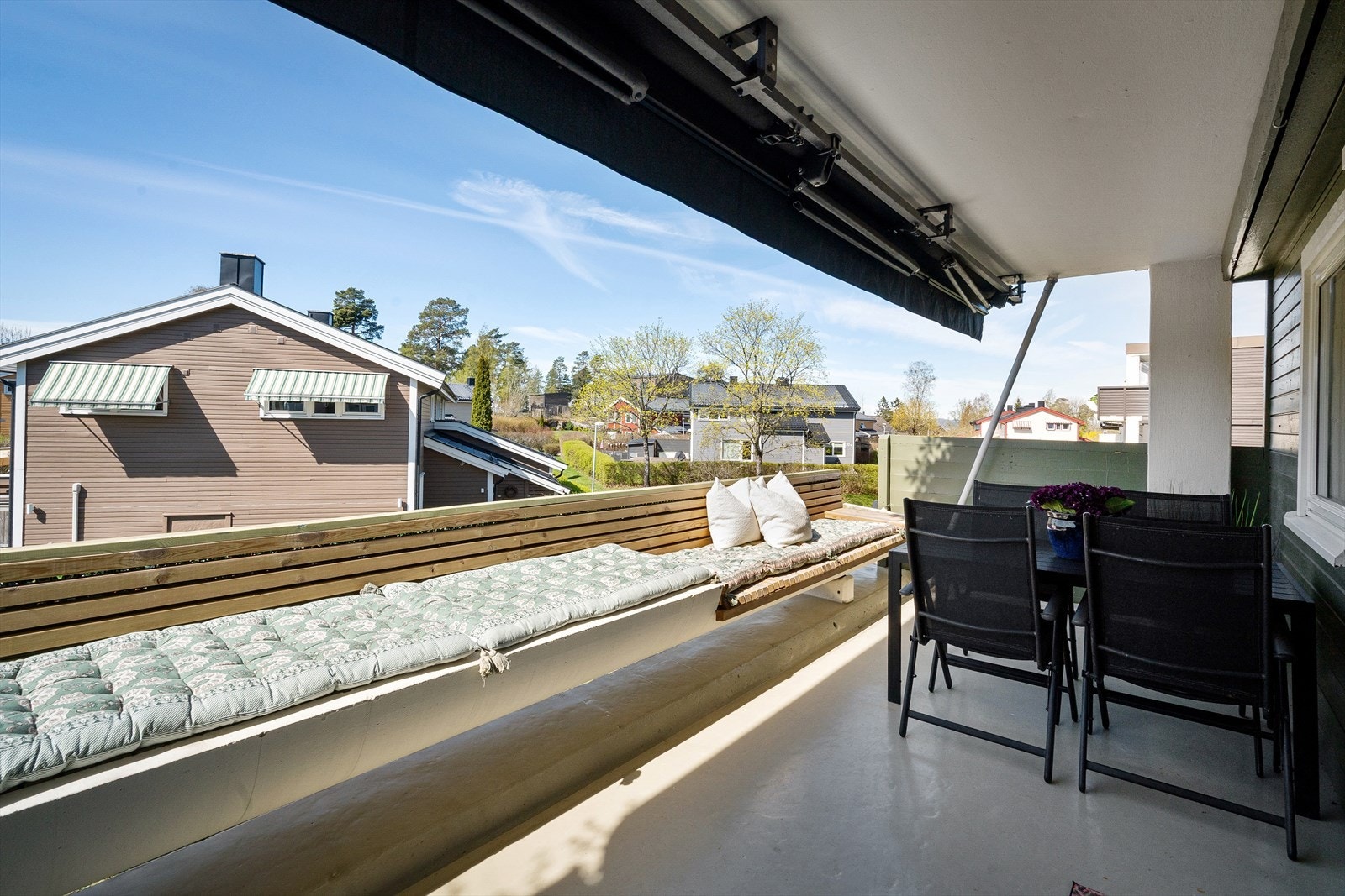 Det er montert elektrisk markise. Galleribilde