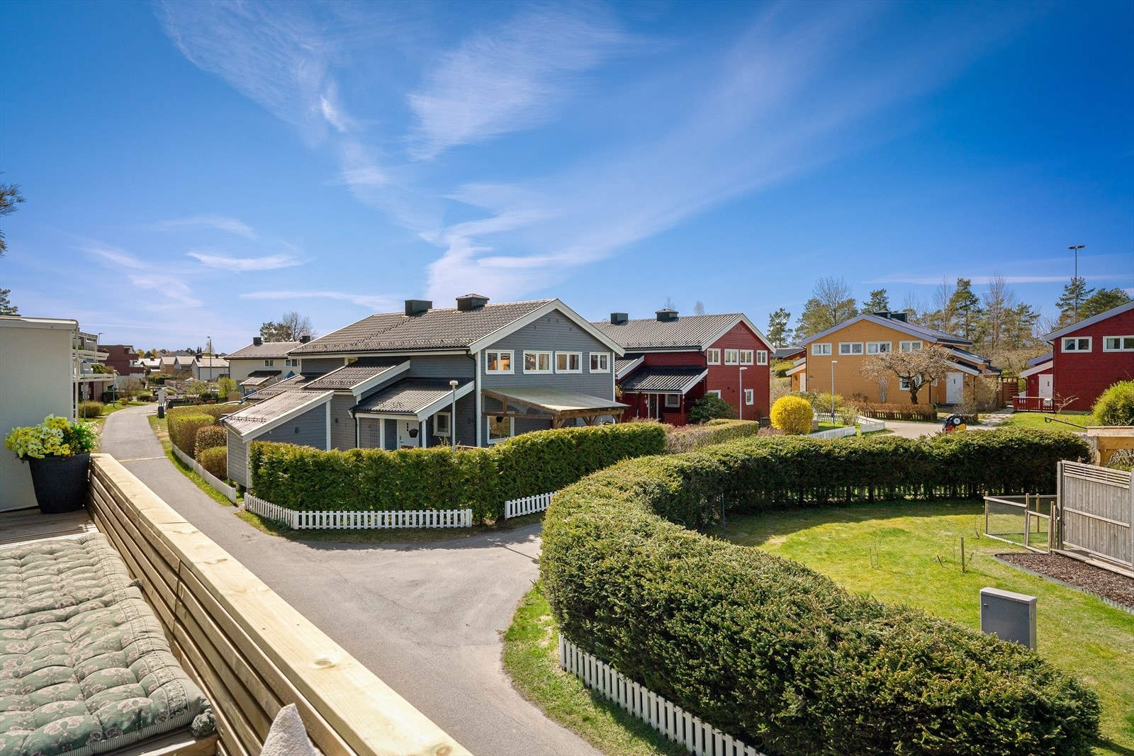 Idyllisk beliggenhet på et bilfritt tun. Galleribilde