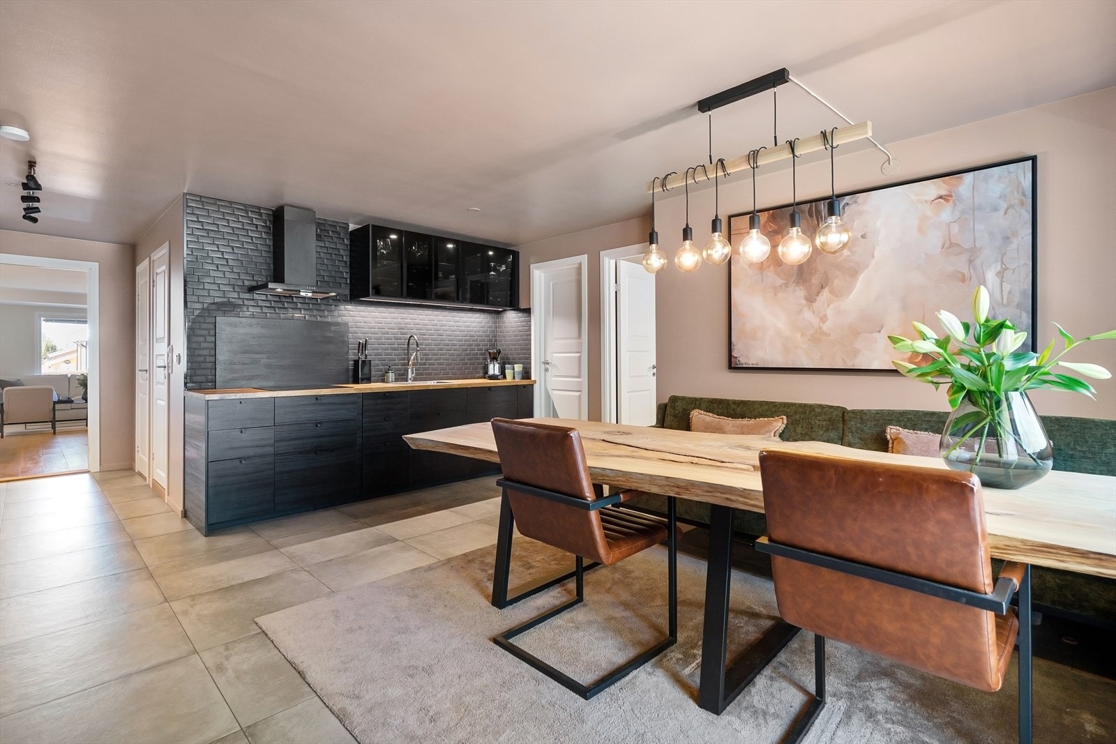 Kjøkkenet er åpent og fint i et moderne design. Meget innholdsrikt med mye skap -og benkeplass. Galleribilde