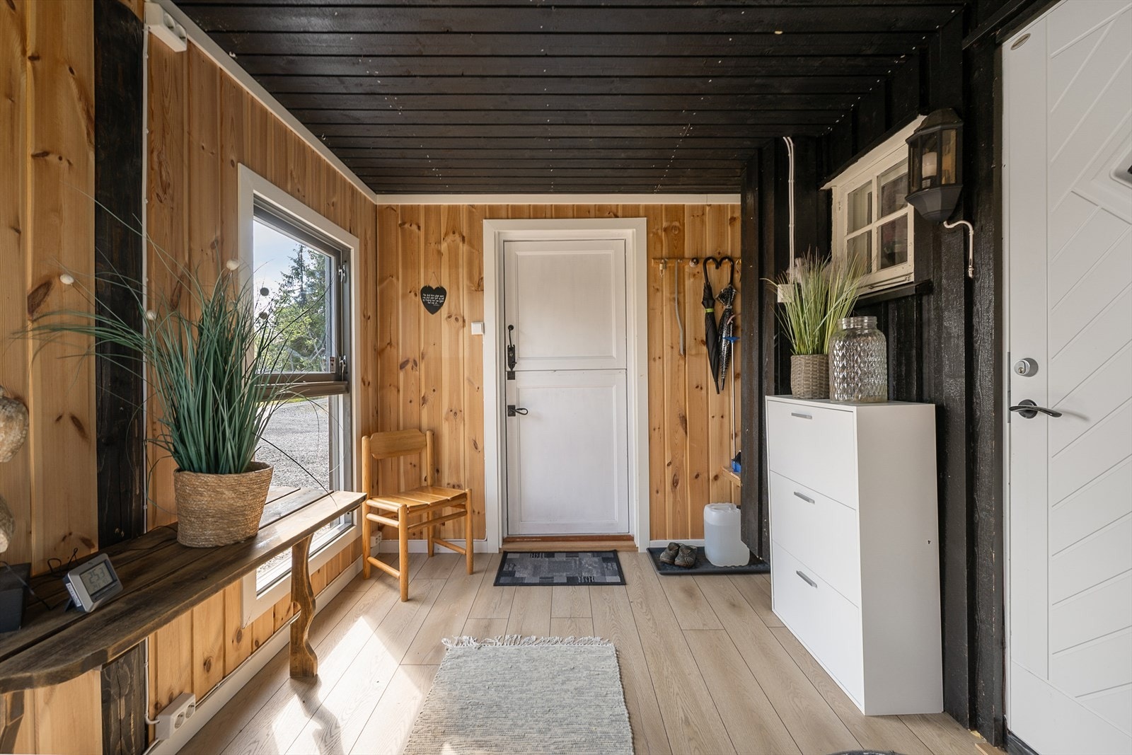 Rommet benyttes som "vinterhage" og har plass til oppbevaring. Galleribilde