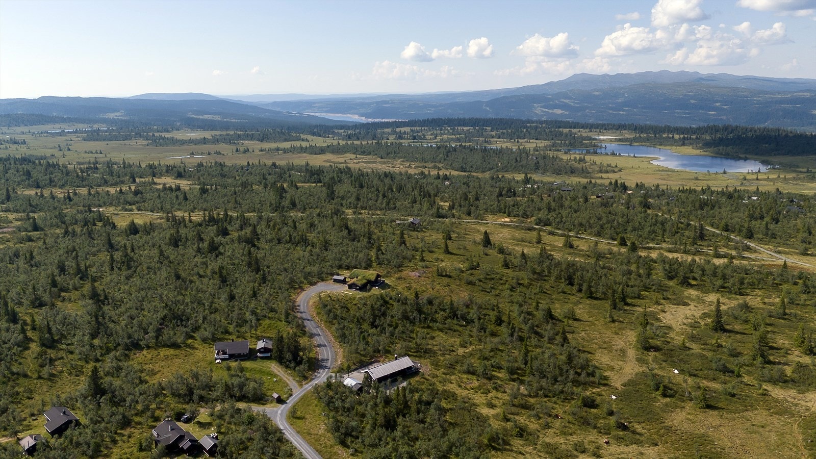 Området byr på et variert turterreng, med nærhet til populære turområder som Værskei og Gausdal Vestfjell. Galleribilde