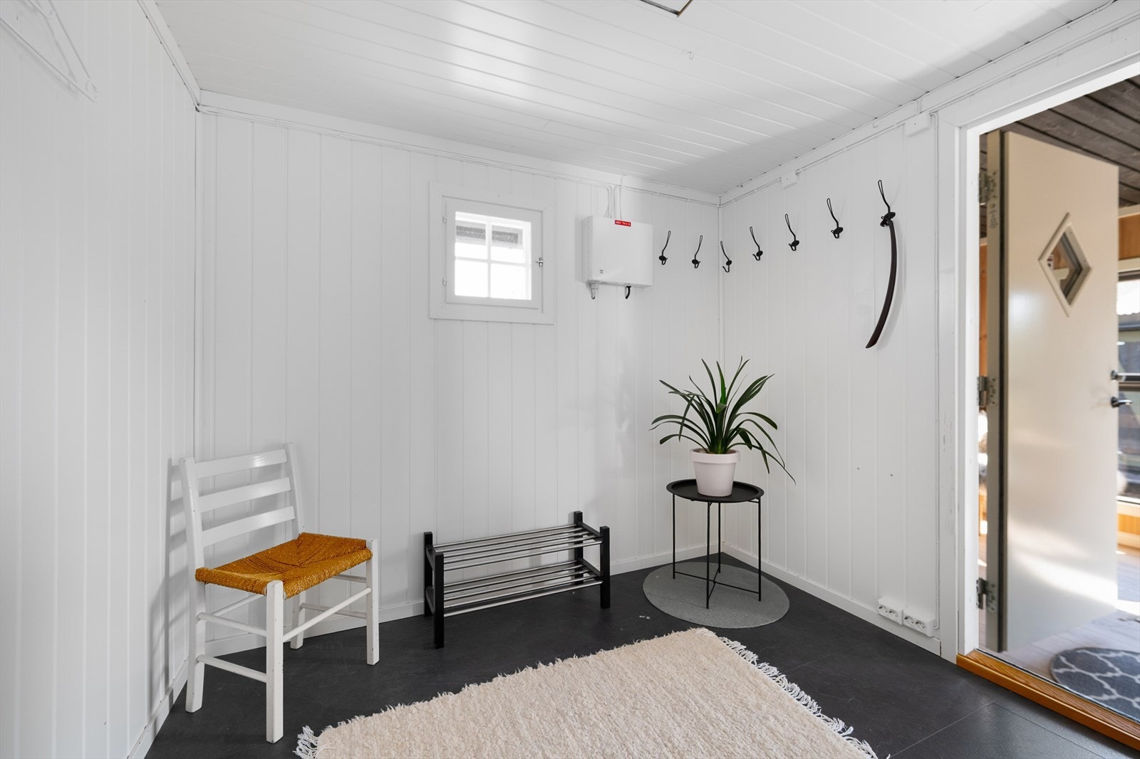 Fra vindfanget kommer du inn i en lys entré med plass til oppheng av yttertøy. Galleribilde