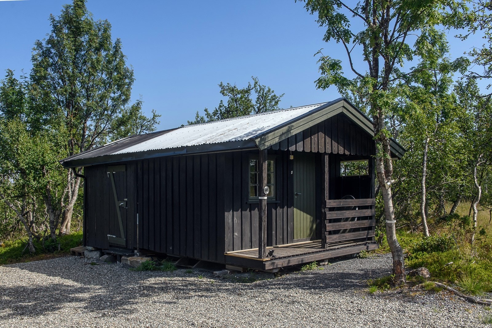 Det frittstående uthuset på 15 m² har en praktisk vedbod og ekstra lagringsplass. Galleribilde