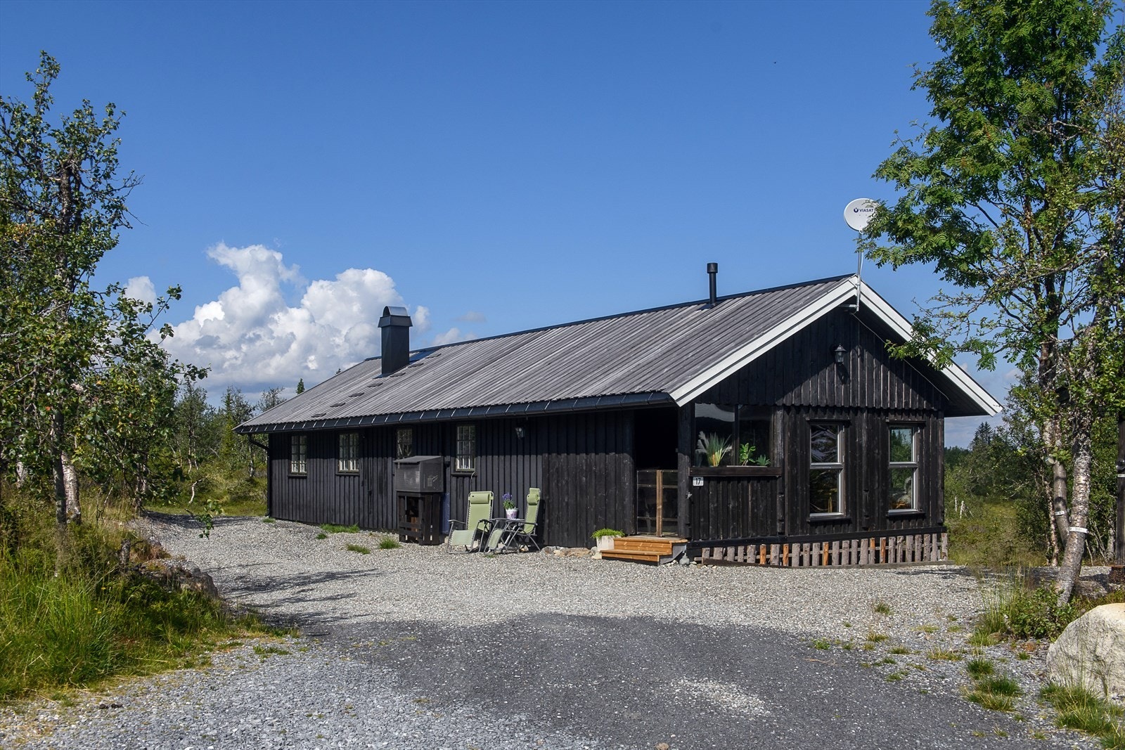 En velholdt fritidsbolig med opparbeidet uteområde Galleribilde