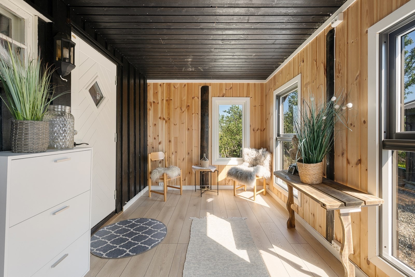 Innbygget vindfang med store vindusflater som bidrar med naturlig belysning. Galleribilde