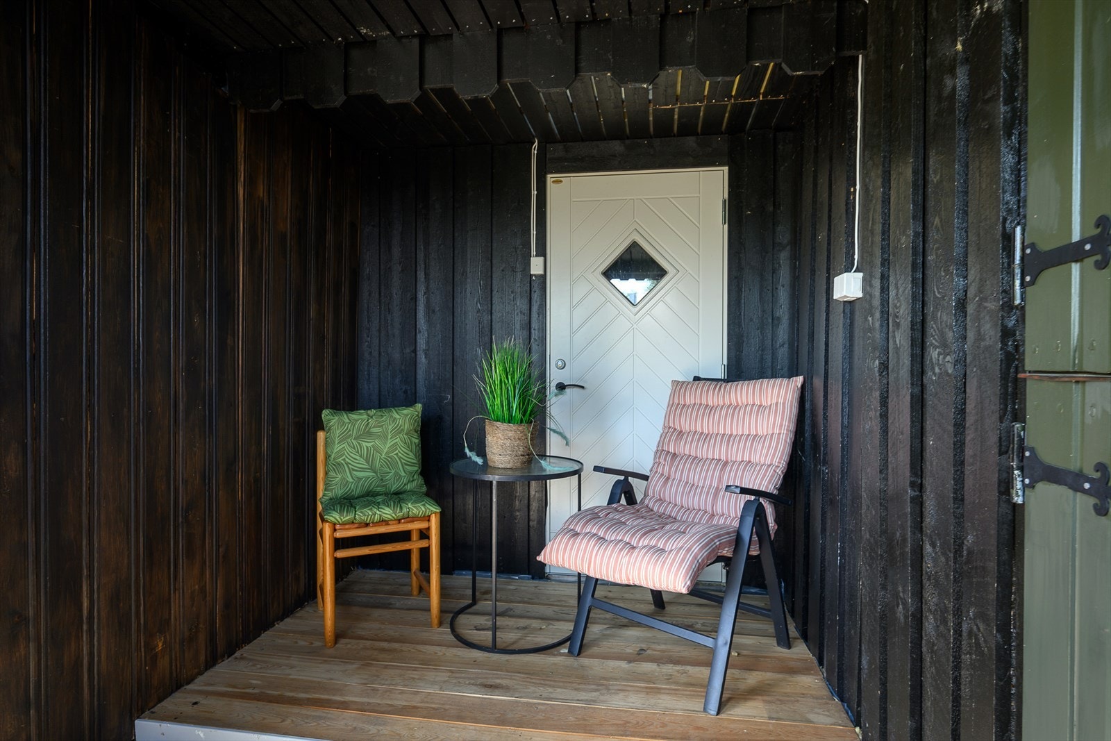 Ved inngangspartiet er det en takoverbygd platting på 7 m². Galleribilde