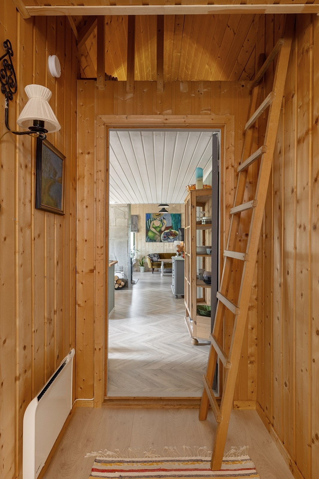 Fra gangen er det adkomst til hemsen via stige. Galleribilde