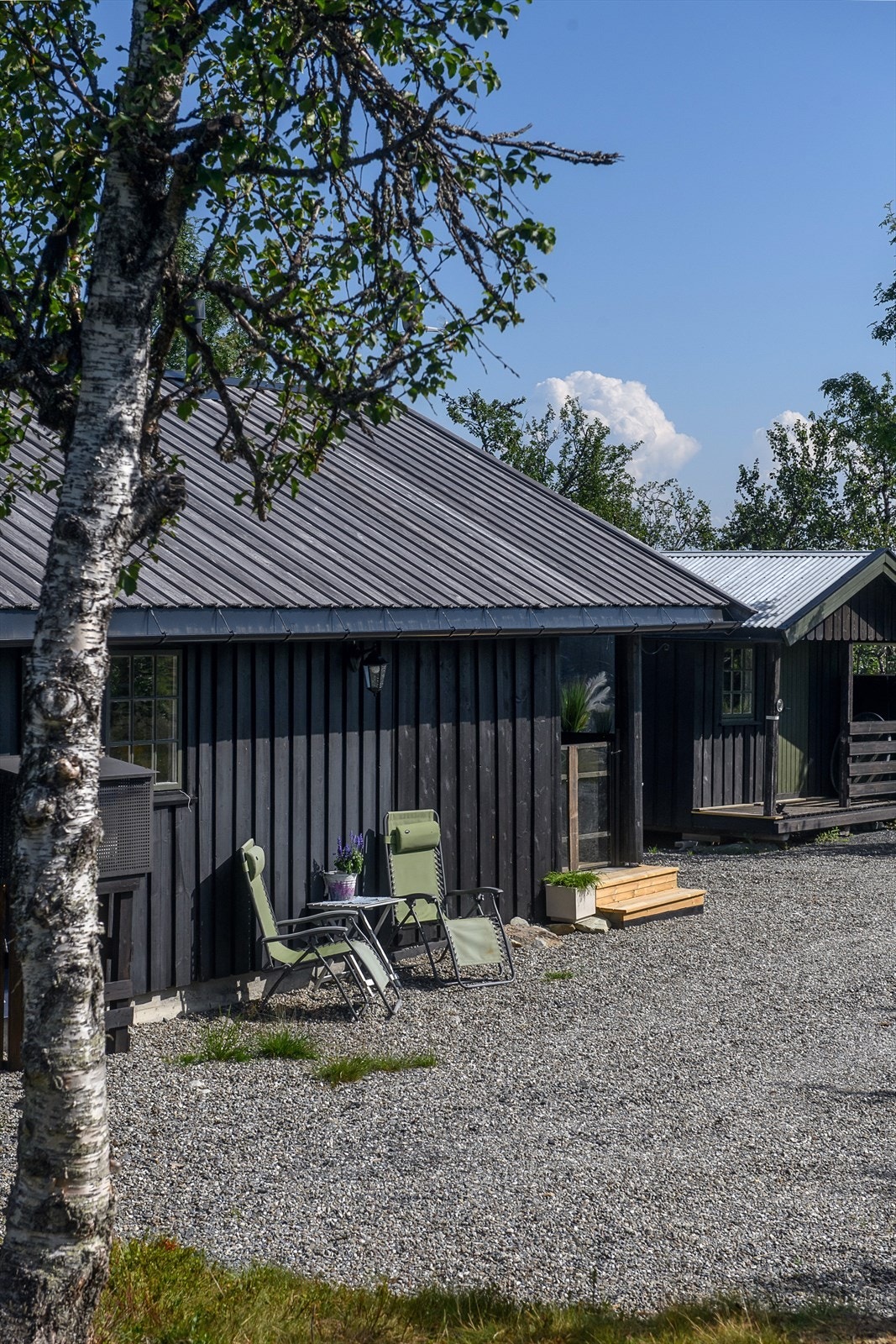 Uteplassen er opparbeidet med grus og gir gode parkeringsmuligheter på egen tomt. Galleribilde