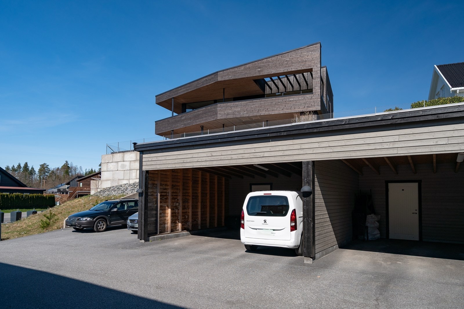 Det medfølger en carport med sportsbod Galleribilde