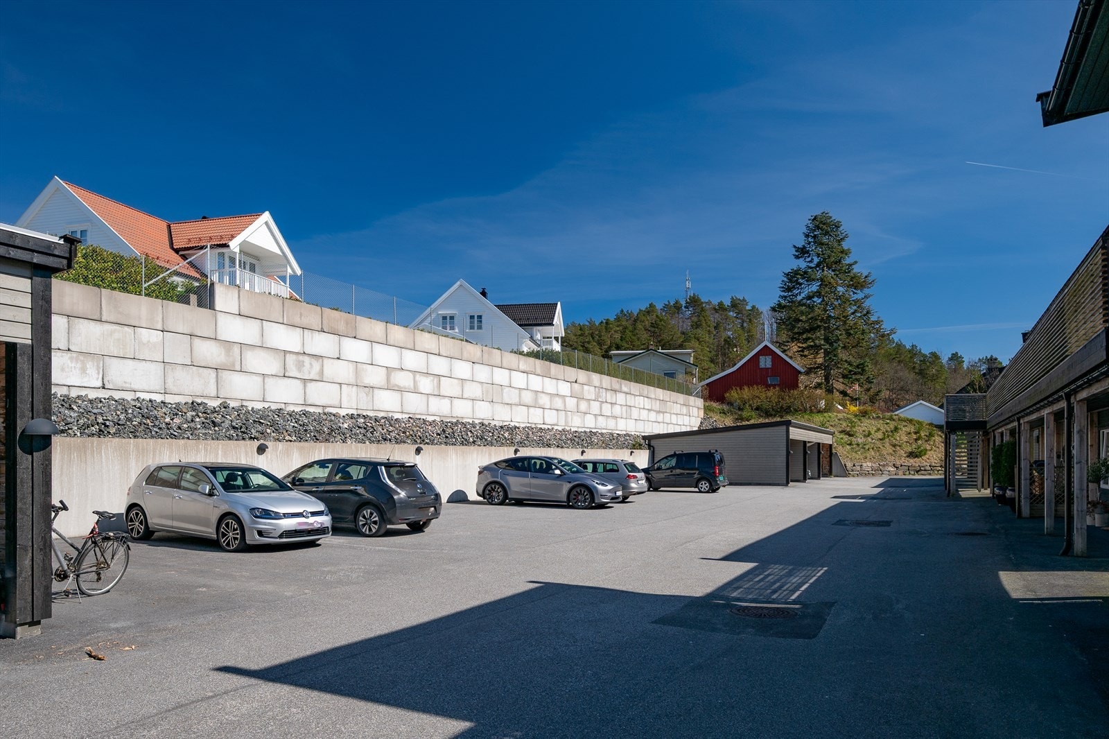Det er gjesteparkeringsplasser på sameiets tomt Galleribilde