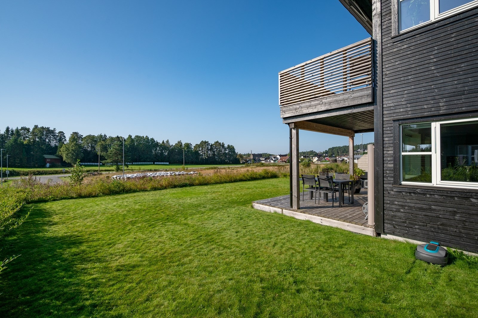 Leiligheten disponerer romslig hage og uteplass med gode solforhold Galleribilde