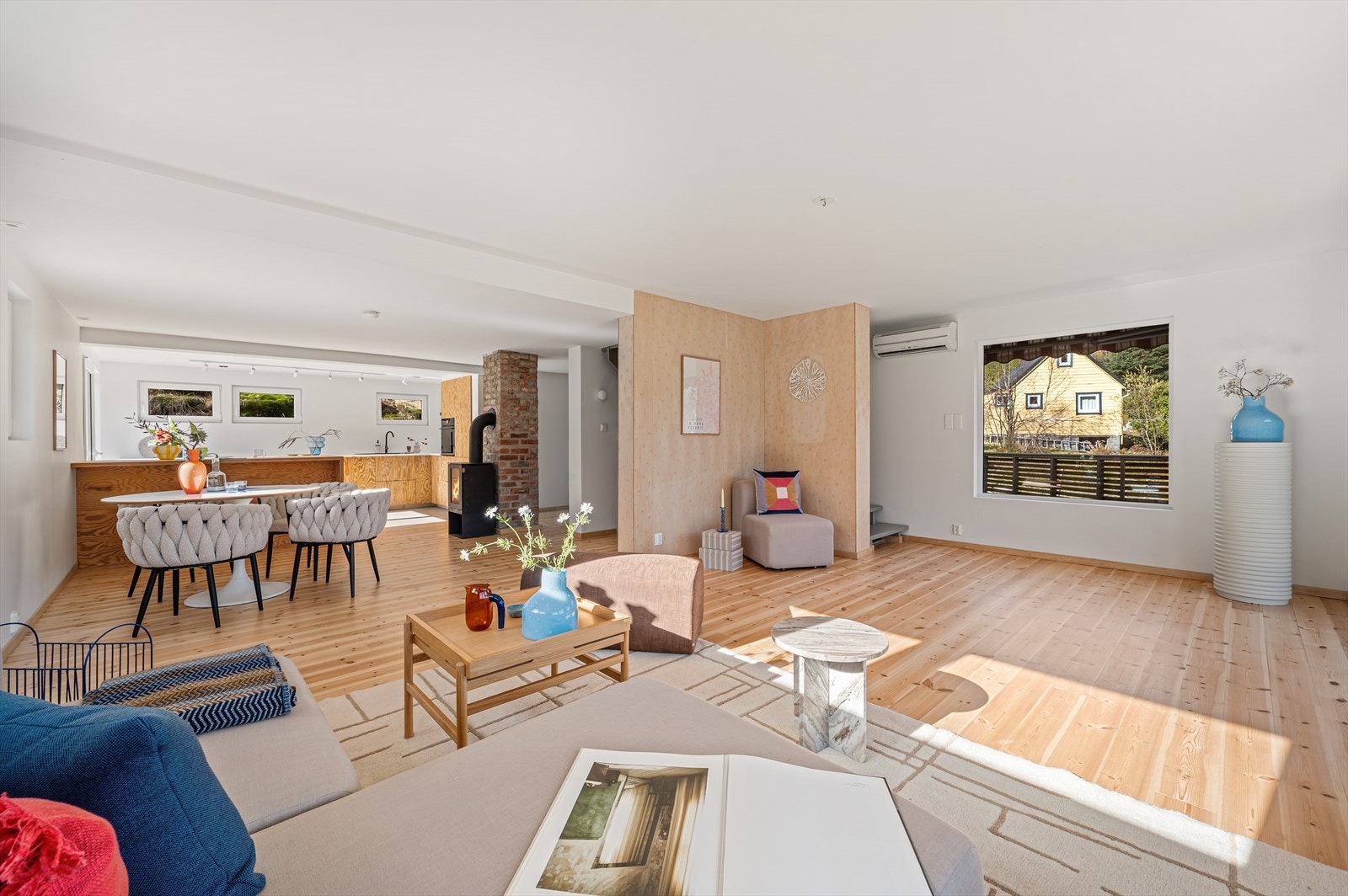 Hovedetasjen har en romslig og åpen stue- og kjøkkenløsning på nær 70 m². Galleribilde