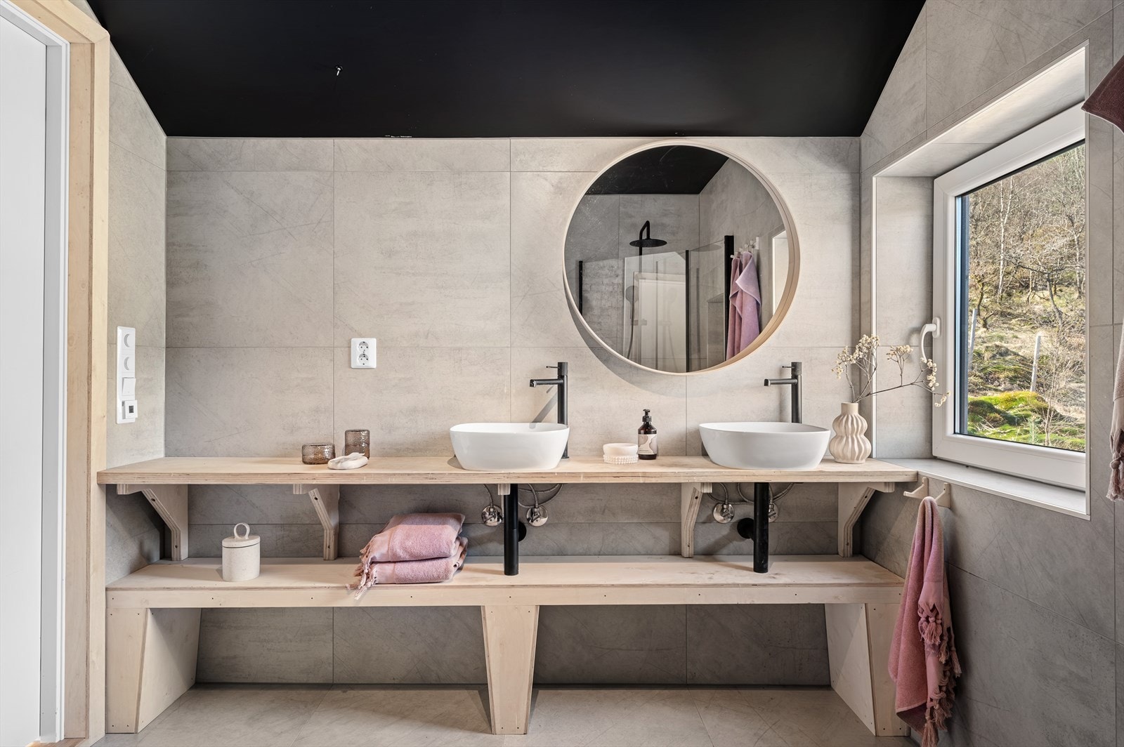 To servanter gjør badet praktisk i en travel hverdag. Galleribilde