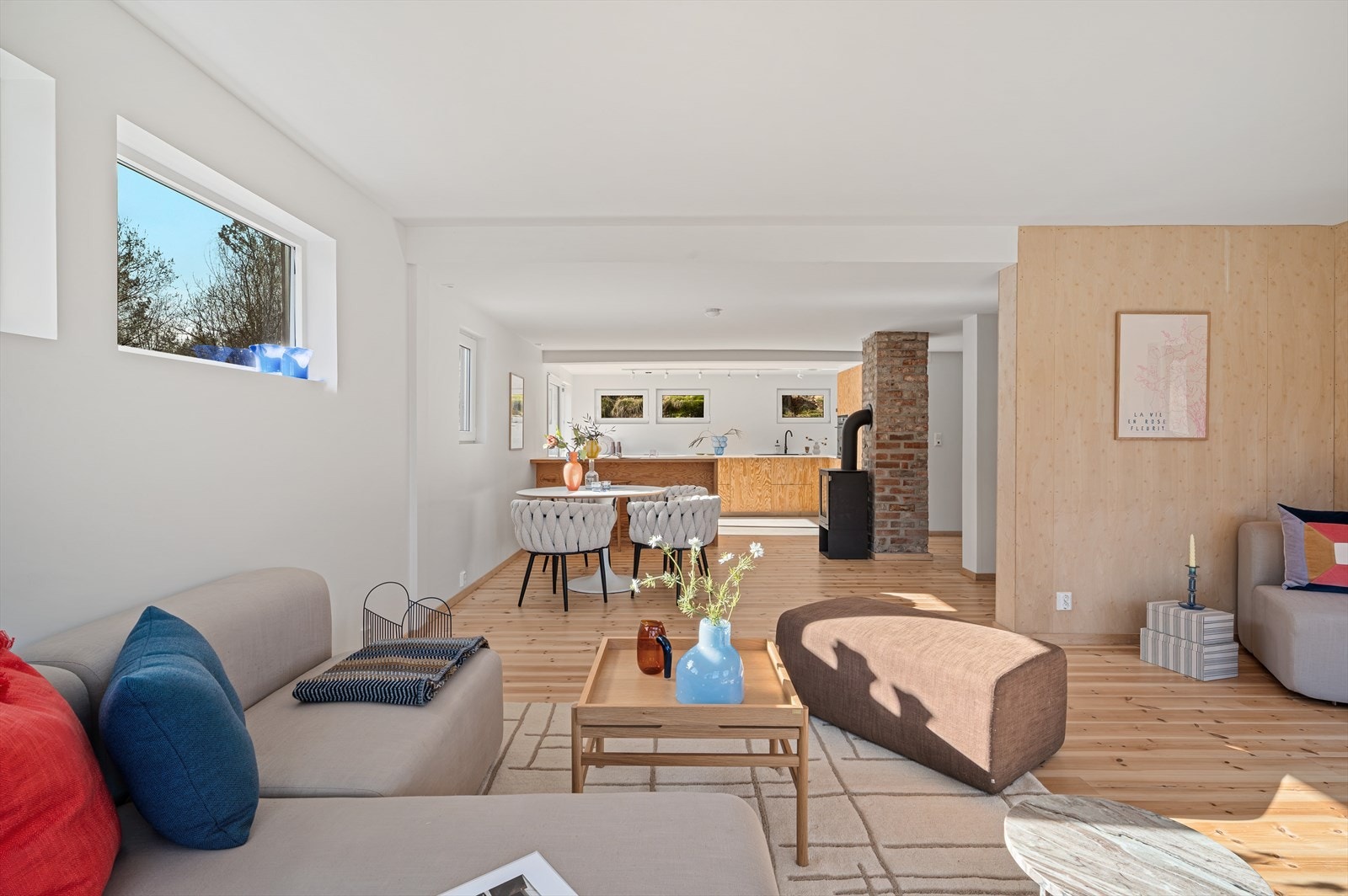 Stuen har god plass til både sofagruppe, spisebord og sosiale samlinger. Galleribilde