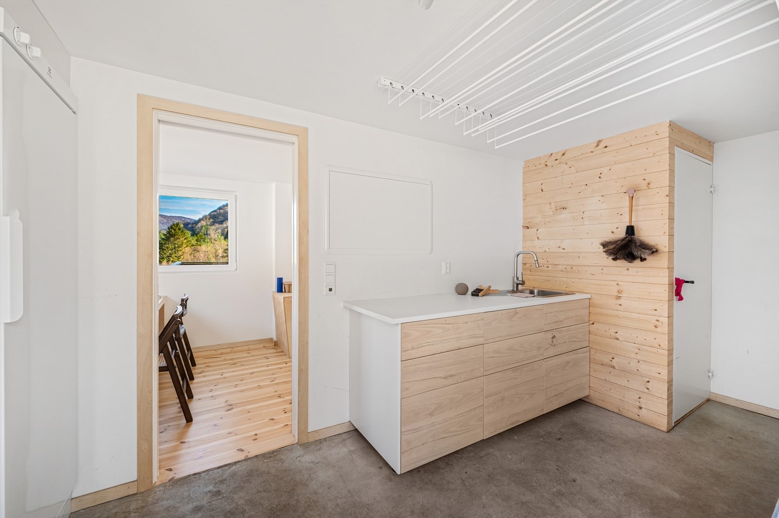 Lyst og praktisk vaskerom i hovedetasjen med opplegg for vaskemaskin. Galleribilde