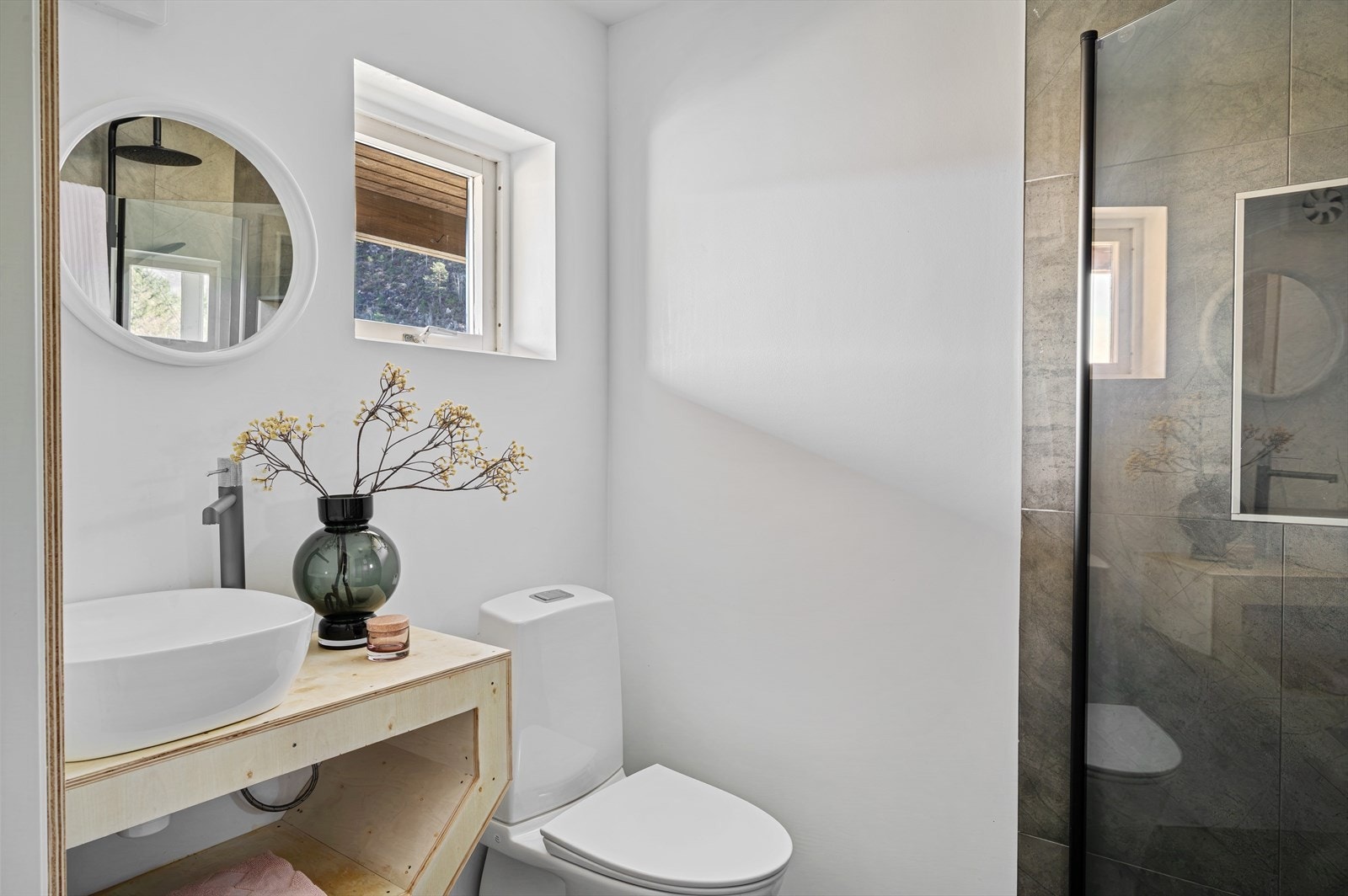 Badet i underetasjen har en praktisk og moderne utforming. Galleribilde