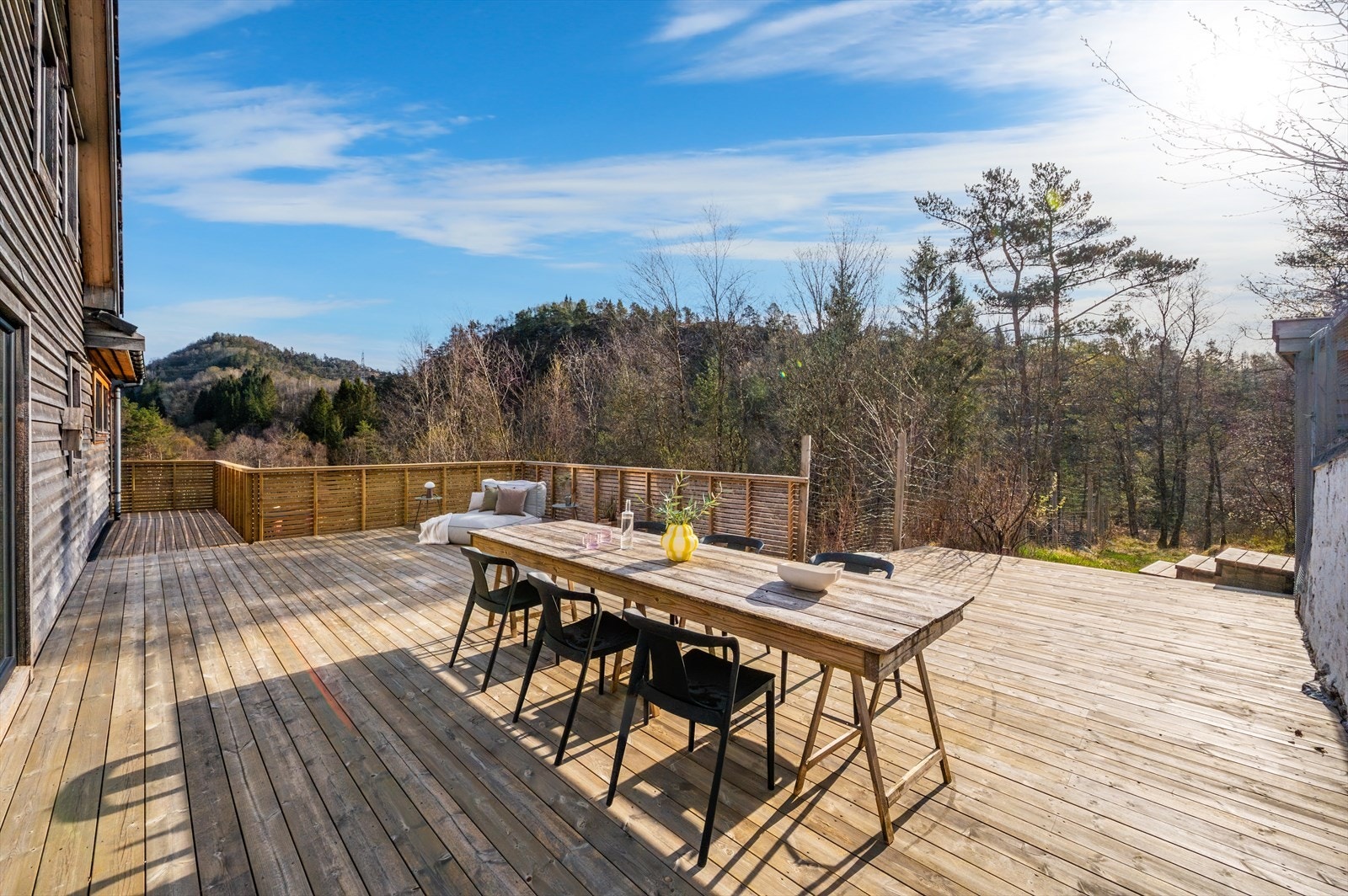 Stor naturtomt med terrasse, uteplasser, plen og beplantning. Galleribilde