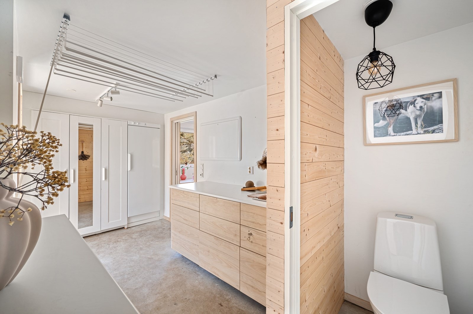 Praktisk WC, innenfor vaskerommet, med mikrosement på gulv, malte flater/panel på vegger og malte flater i himling, Galleribilde
