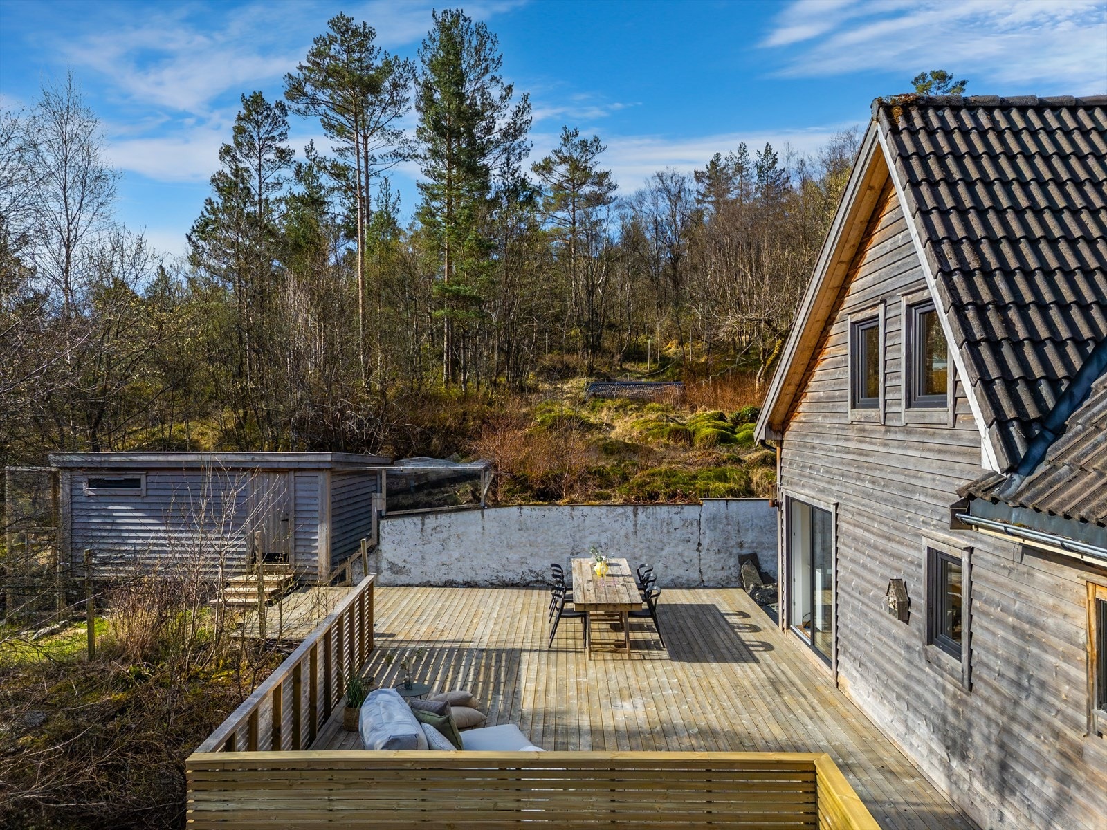 Boligen ligger landlig og tilbaketrukket, med kort vei til Nesttun og daglige servicetilbud. Galleribilde