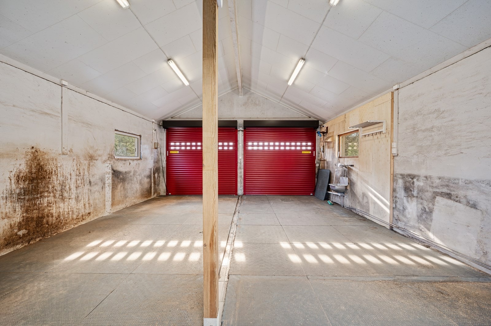 Garasjen gir god plass til biler, utstyr og oppbevaring. Galleribilde
