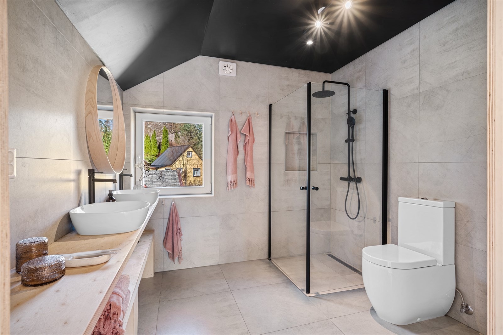 Badet i loftsetasjen har et moderne og delikat uttrykk. Galleribilde