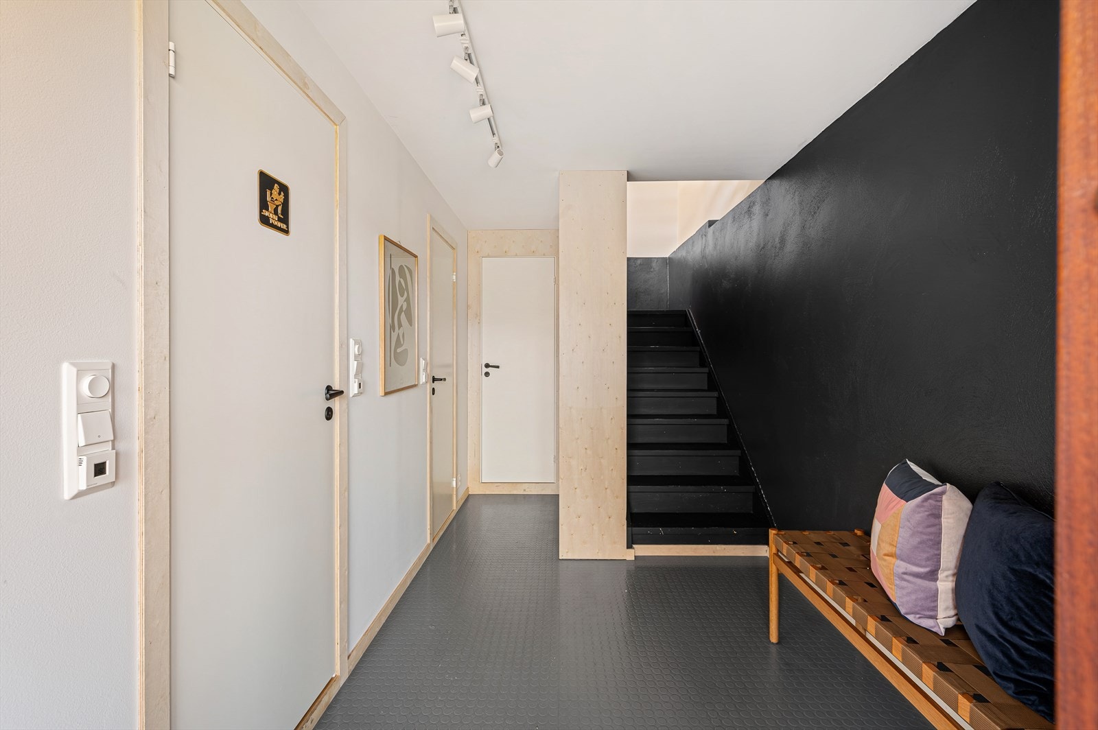Entréen gir en ryddig og praktisk ankomst til boligen. Galleribilde