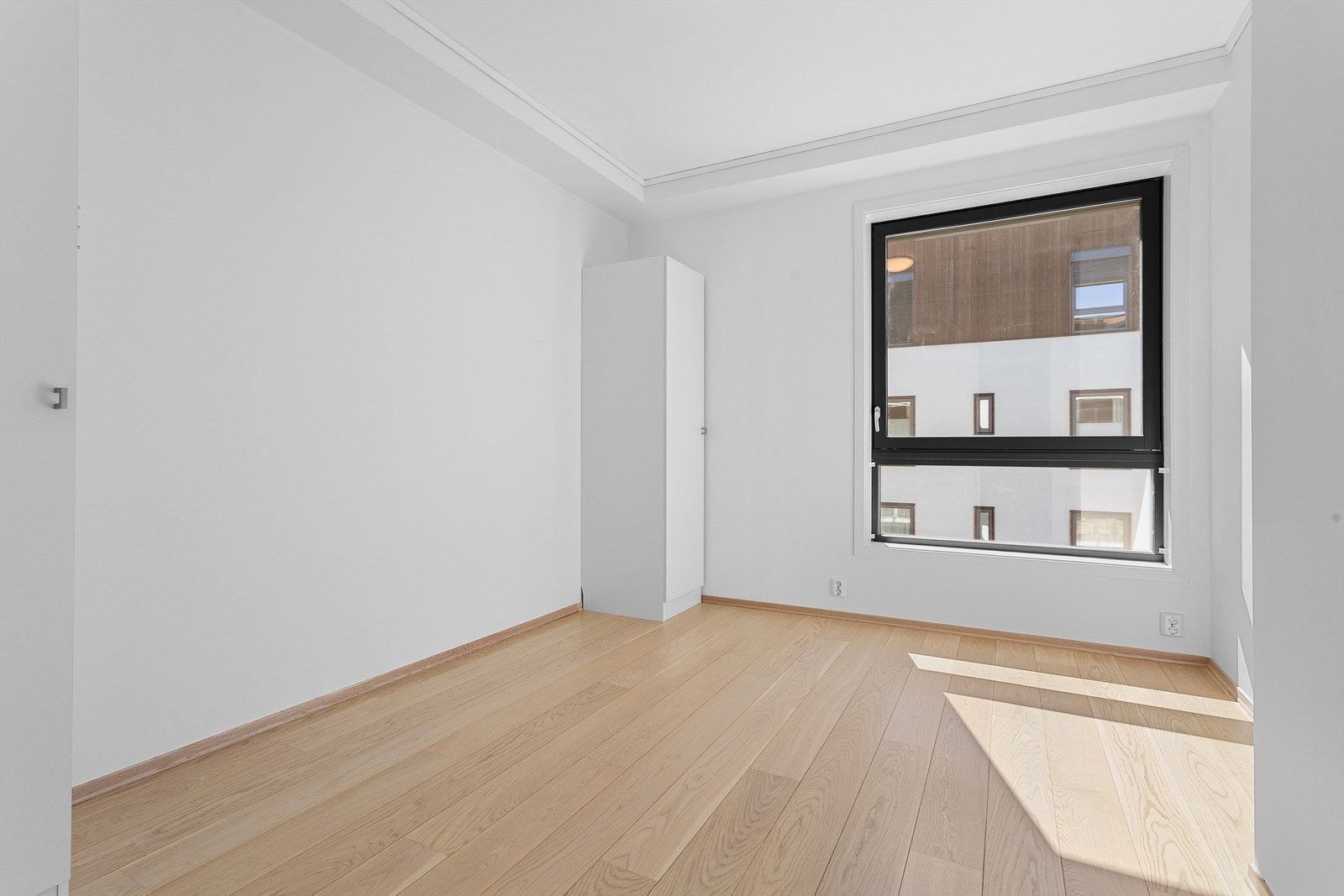 Leiligheten har to soverom. Dette rommet har parkett på gulv og plass til garderobeskap. Galleribilde