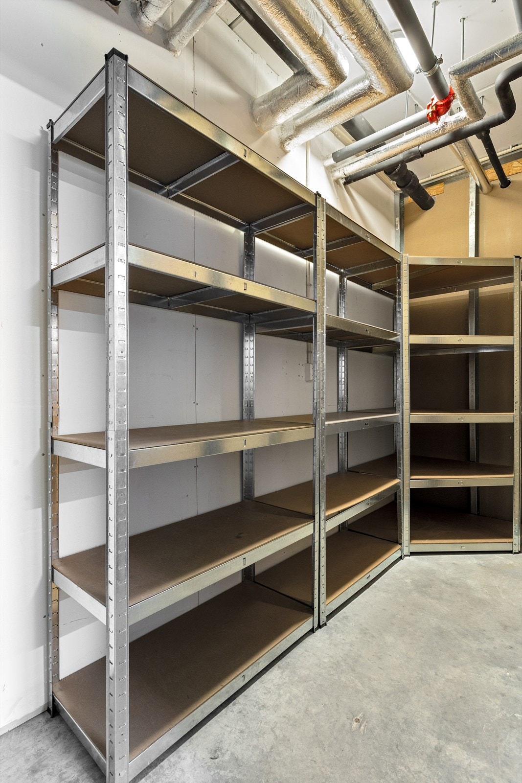 I tillegg til den innvendige boden, disponerer leiligheten en sportsbod på 5 m² i kjelleren (bak garasjeplassen). Galleribilde